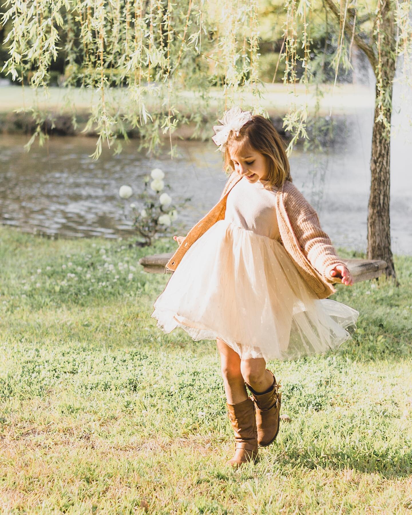 Dancing through the week like&hellip; 

#familyphotographer #charlestonphotographer #charlestoninteriordesign #photography #photographer #candidchildhood #adventureculture #summerishere #charlestonsc #follybeach #kiawahisland #lifestylephotographer #