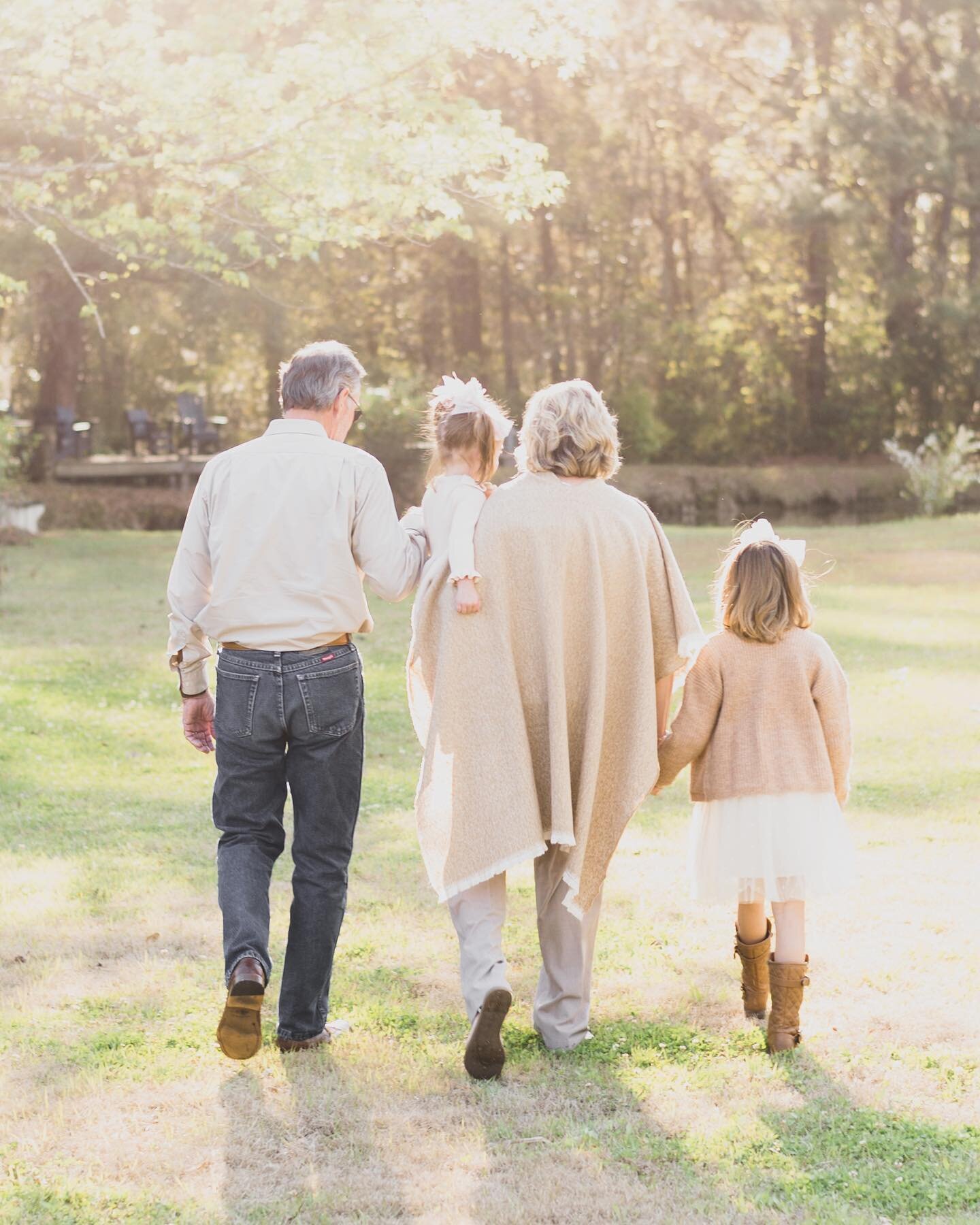 The love between grandparents and their grandchildren ✨

I want to shine a light on one of my amazing clients, @mbhairandmu

She was looking for updated multigenerational family portraits with her parents and it was such a pleasure to be able to help