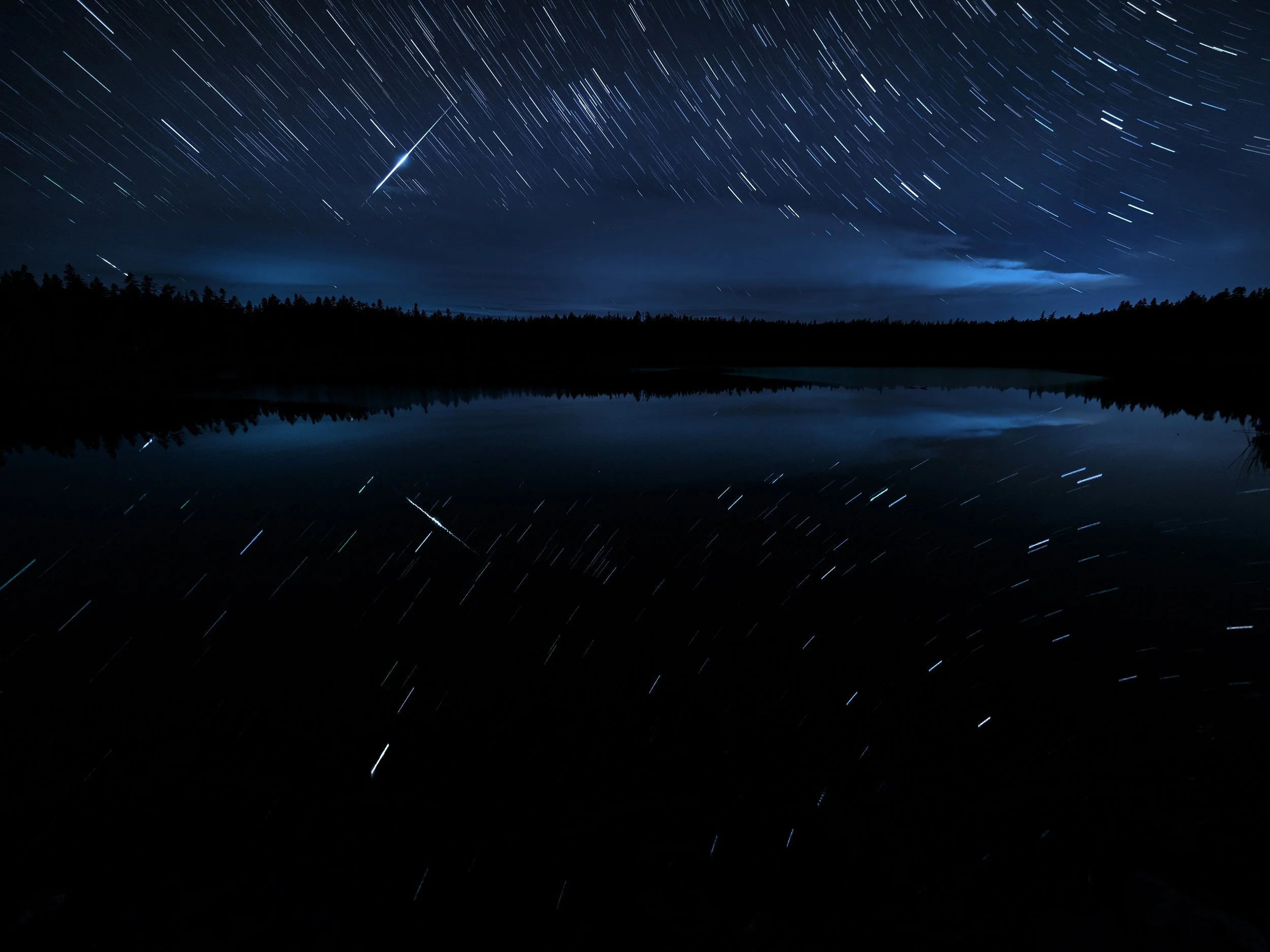 Meteor and Star Trails and reflections with the @omsystem.americas OM-3 ASTRO camera. 

10 Minute total exposure

12 50-second images were taken and blended in camera on lighten blend mode using Live Composite. The colors really pop

The OM-3 ASTRO c