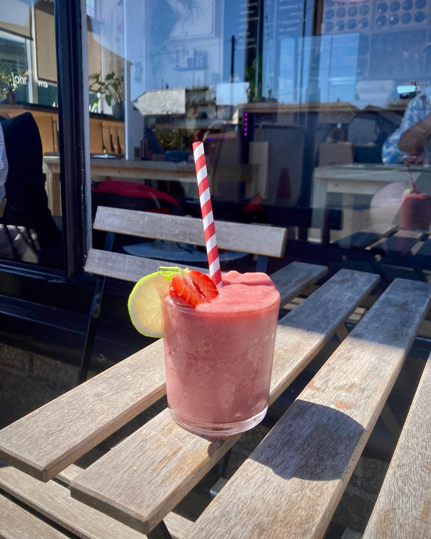 FROS&Eacute; FRIDAY! ⁣
⁣
Chill out with our Lovetts #fros&egrave; this Friday&hellip; Frozen fresh strawbs and a whole lotta ros&egrave; WINE! Ice cold, fruity &amp; refreshing ❤️ 🌹 ☀️ ⁣
⁣
Available to drink in or takeaway.. 🏖 ⁣
⁣
⁣
⁣
⁣
⁣
⁣
#fros&e