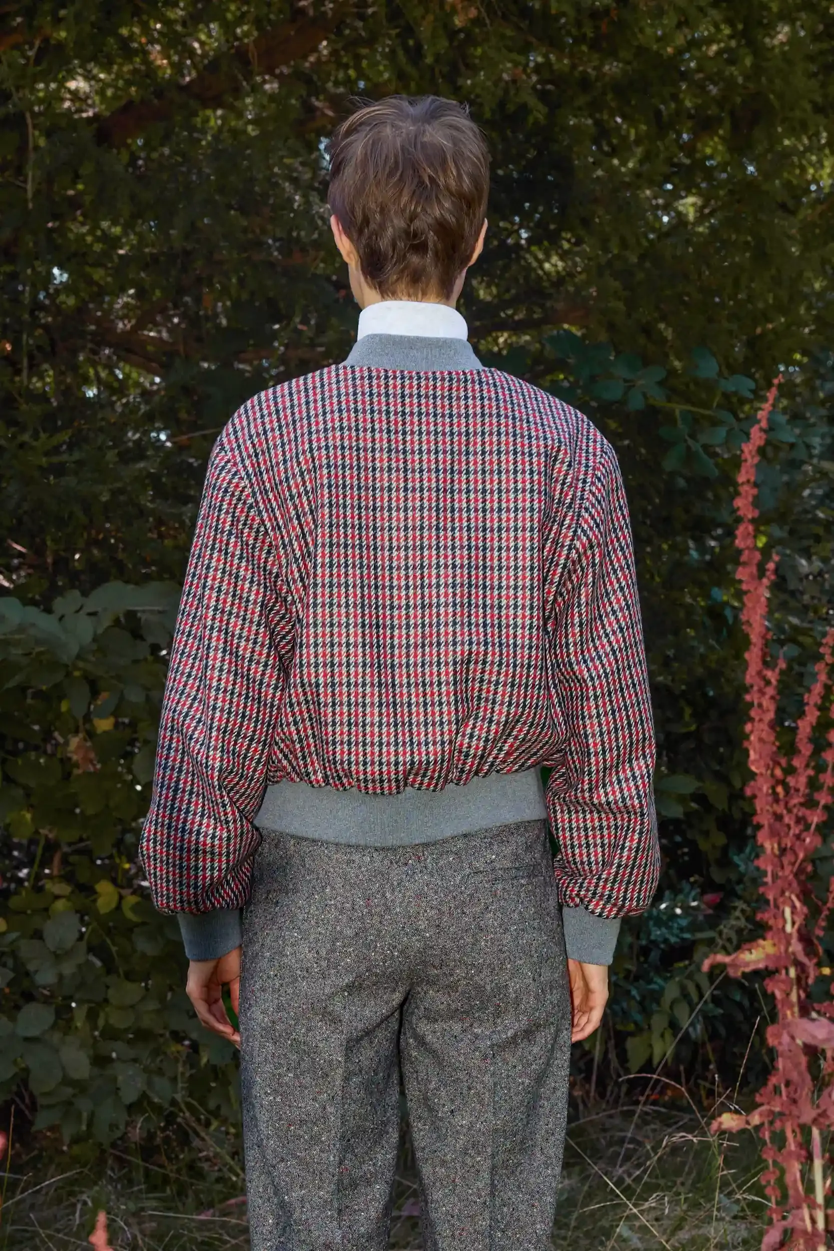 blouson-kariert-rot-grau-Schurwolle-back-AnnetteRufegerHW26.webp