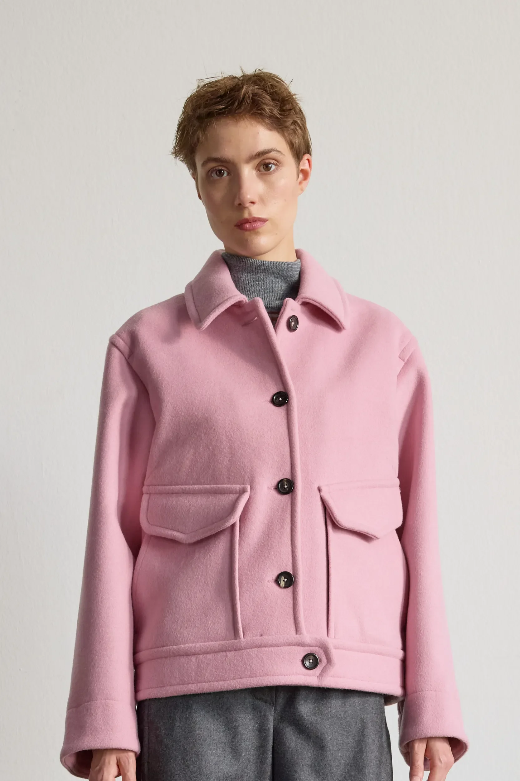 Oversized-Jacke-rosa-Schurwolle-closeup-AnnetteRufegerHW26.webp