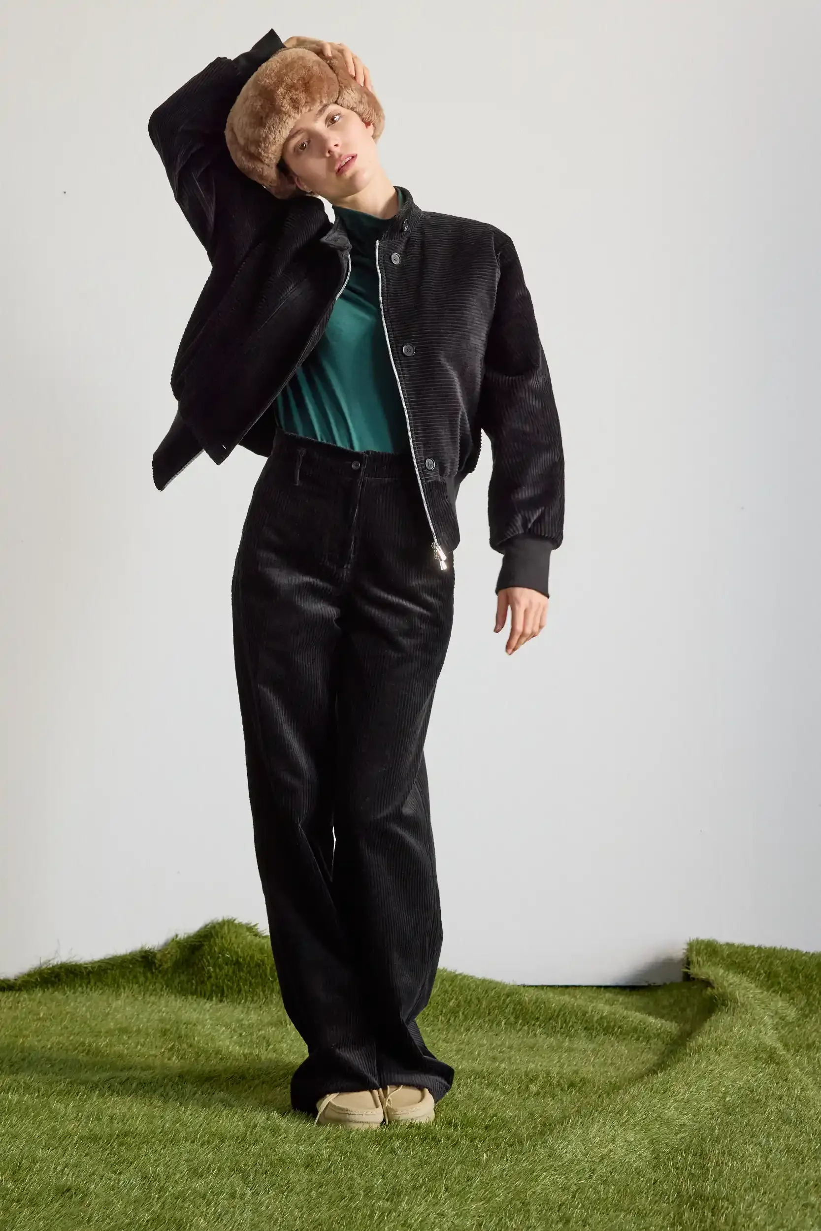 Cordhose-schwarz-Baumwolle-front-AnnetteRufegerHW26.webp