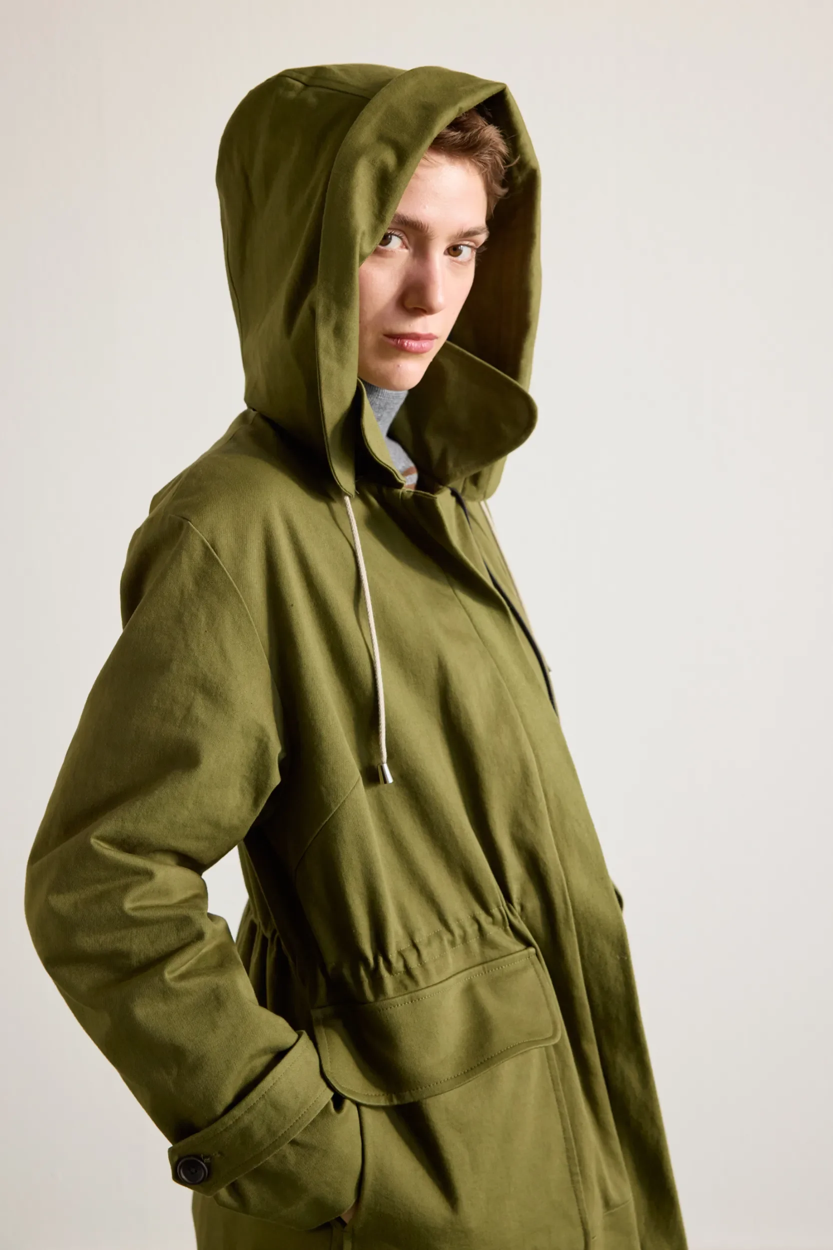 Parka-green-Baumwolle-Detail-AnnetteRufegerHW26.webp