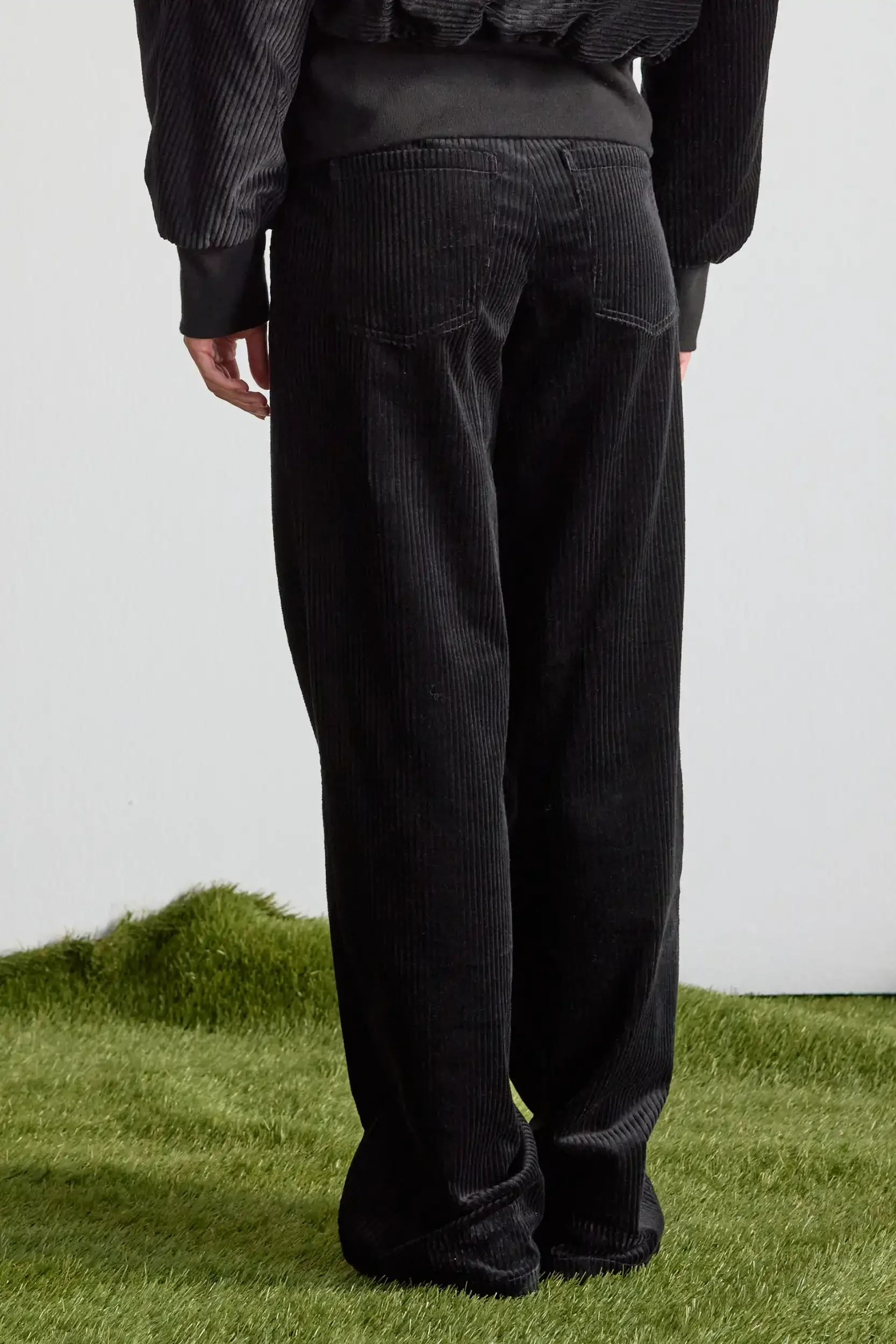 Cordhose-schwarz-Baumwolle-back-AnnetteRufegerHW26.webp