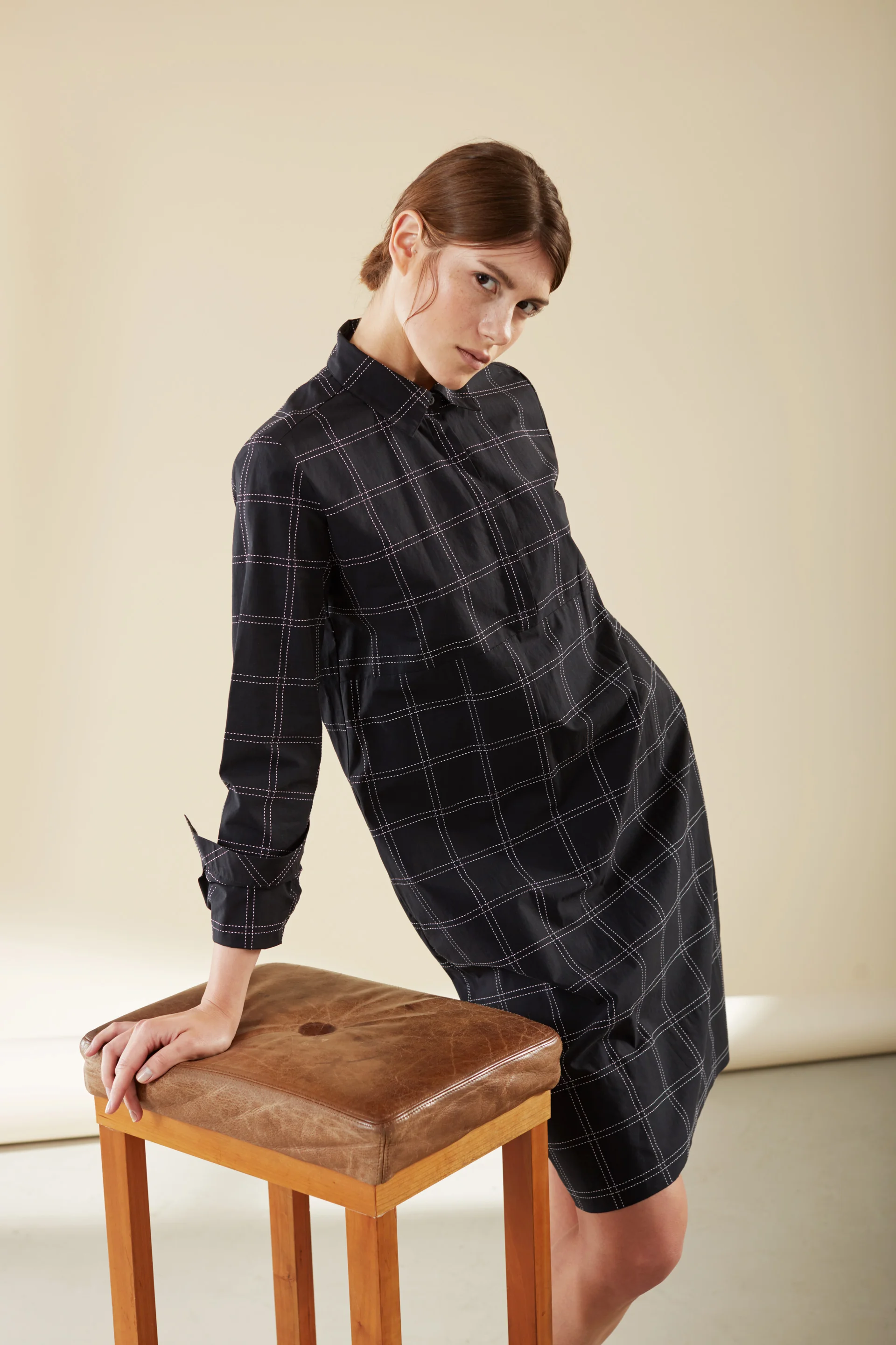 Weites Hemdkleid mit weißen Karonähten