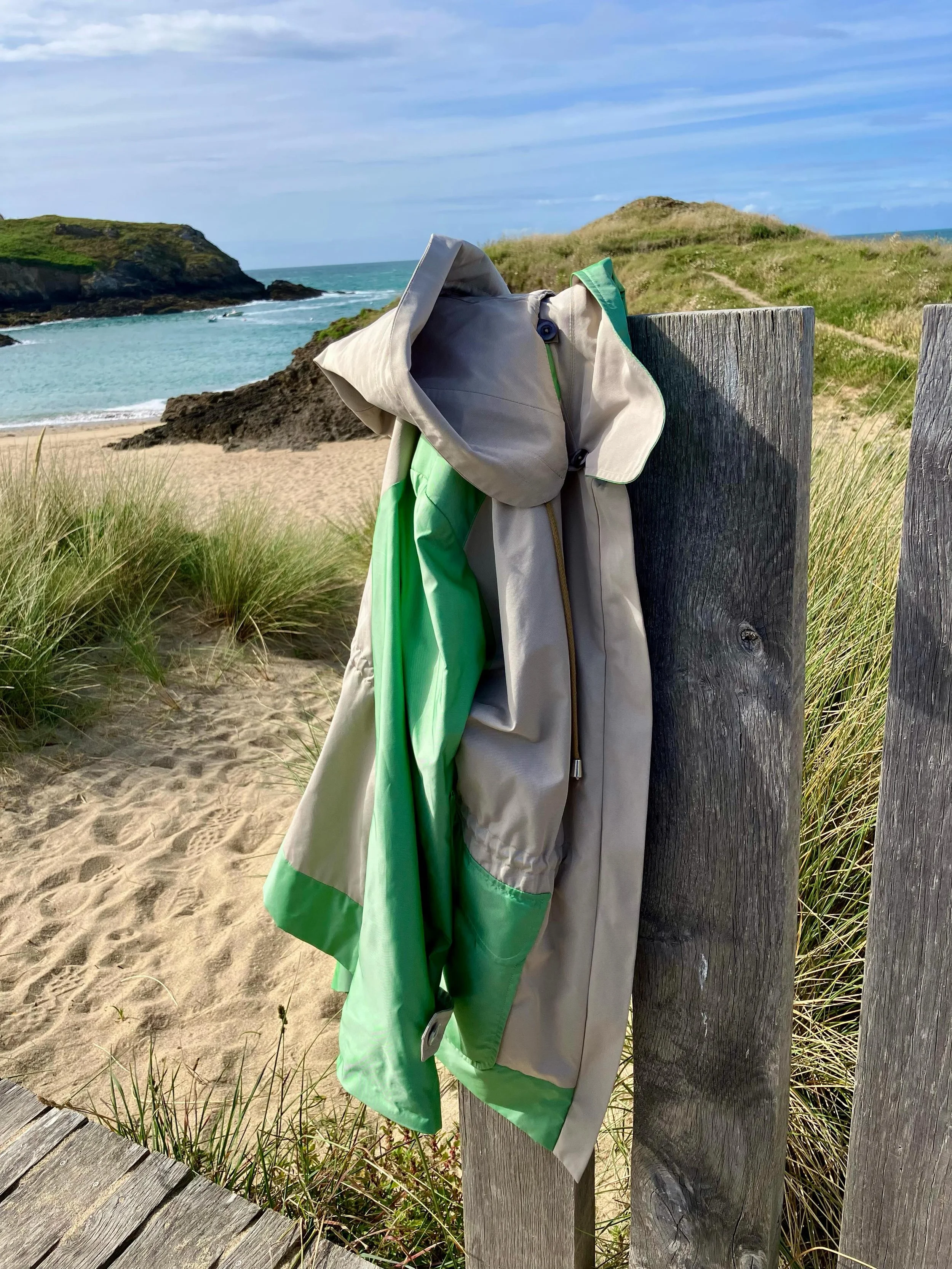 On vacation with the Rufegers. Our parka during the test run in Brittany: rain + wind = very good 
🌊⚓️ IN THE MOOD
 
online and in store now
-> annetterufeger.de

#annetterufeger 
#madeinhamburg 
#localbrand
#ss26 
#raincoat