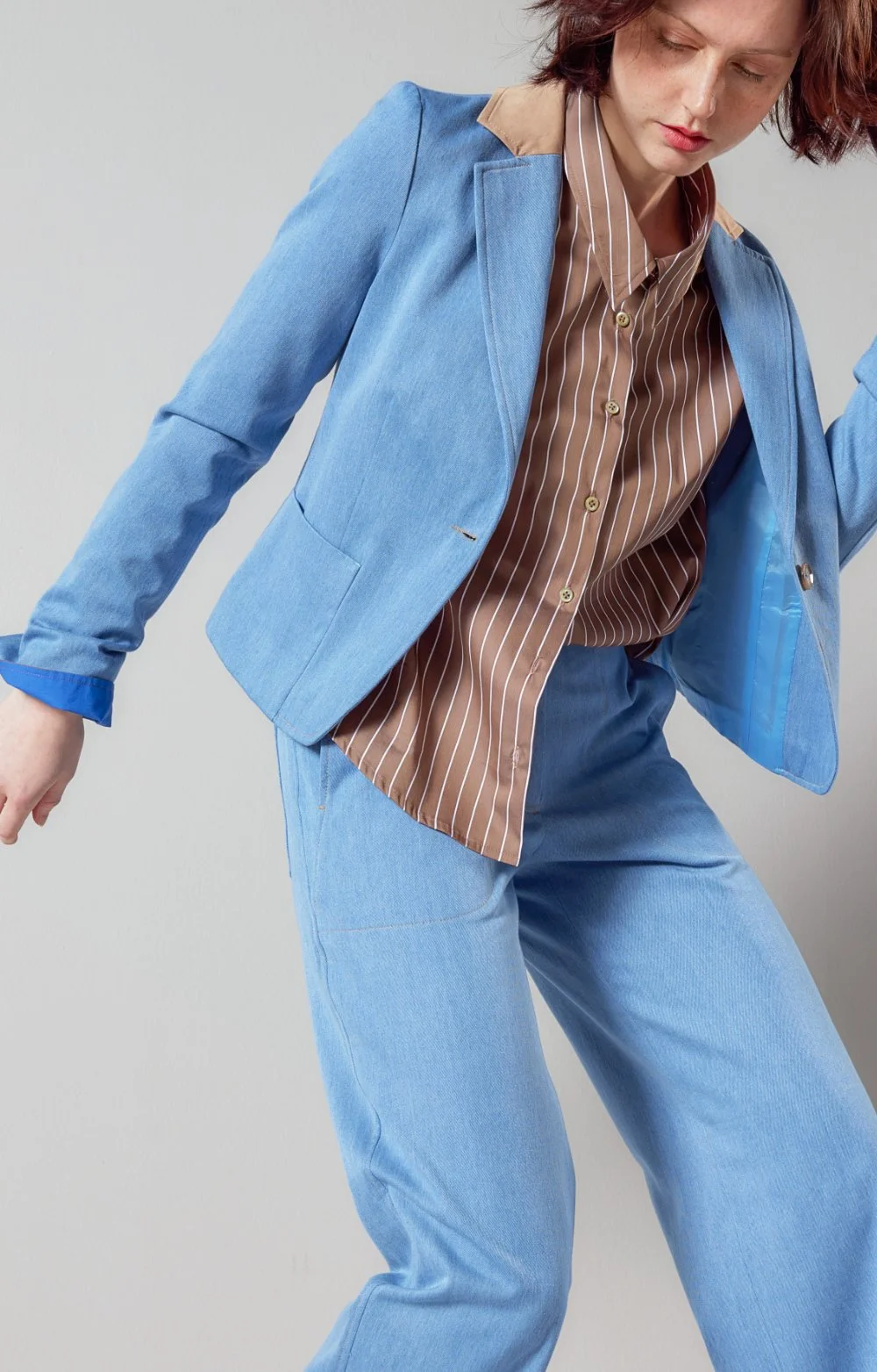 Heller Jeansblazer mit braunem Kragen