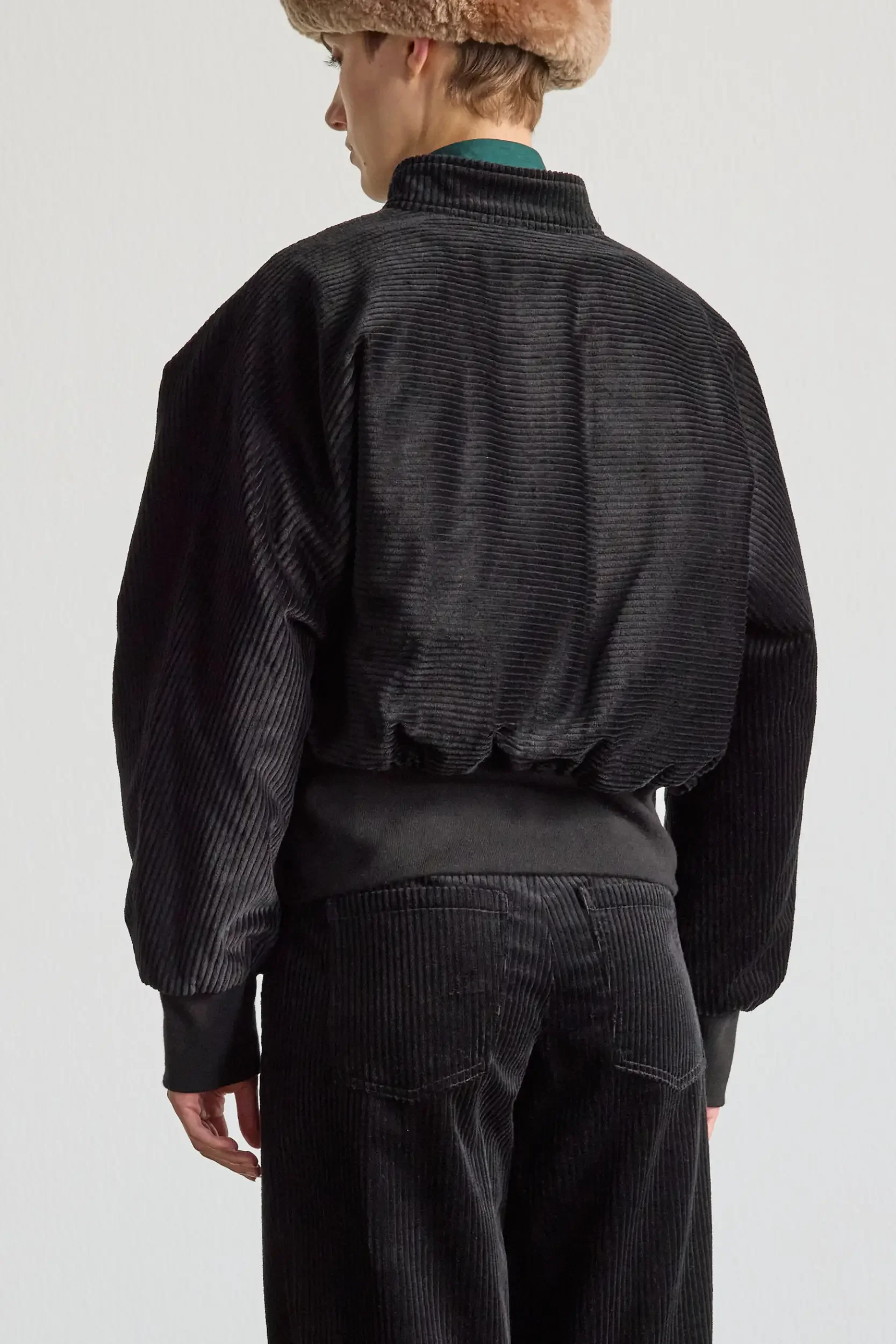 Jacke-breitcord-schwarz-back-AnnetteRufegerHW26.webp