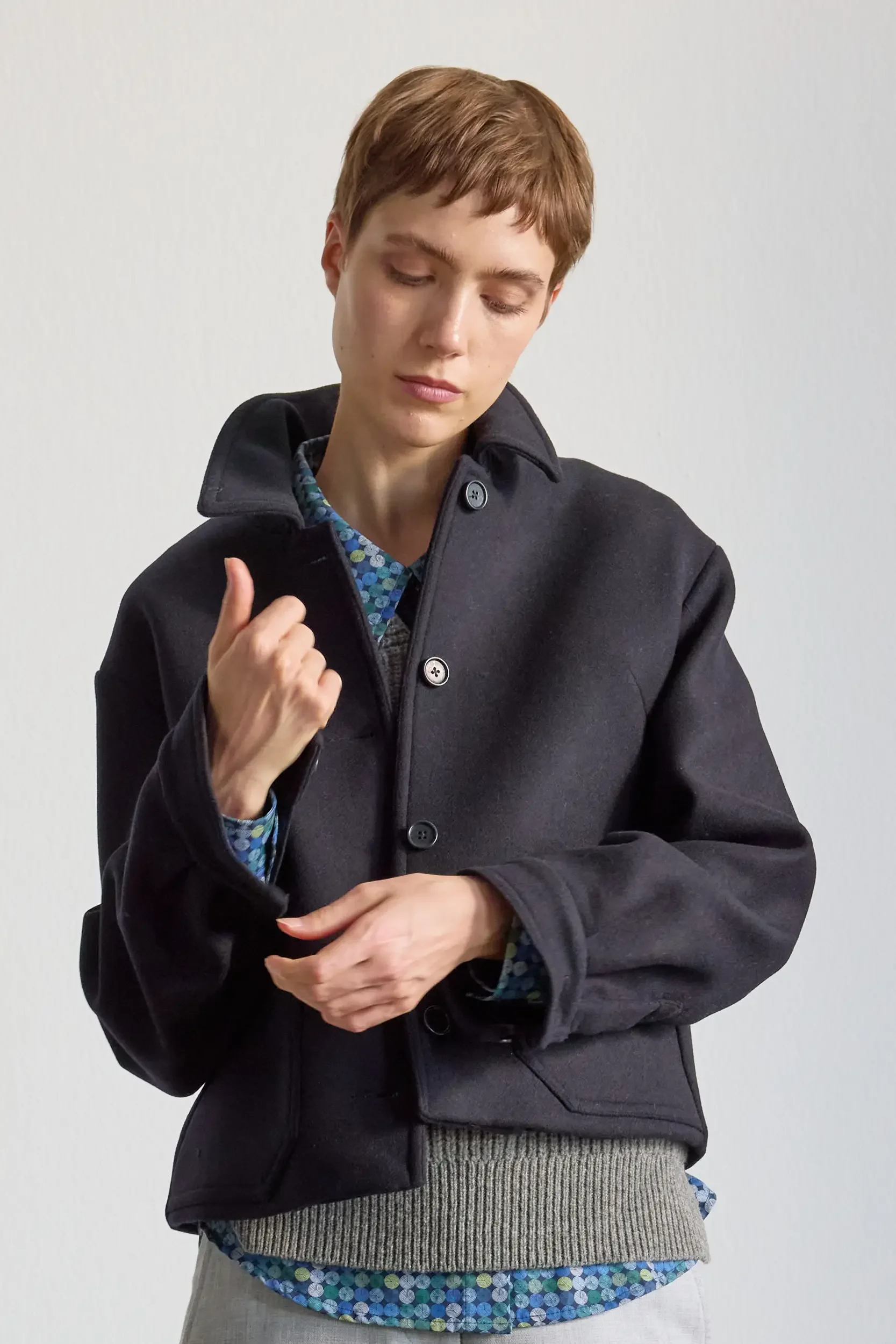 Kurzjacke-dunkelblau-Schurwolle-Detail-AnnetteRufegerHW26.webp