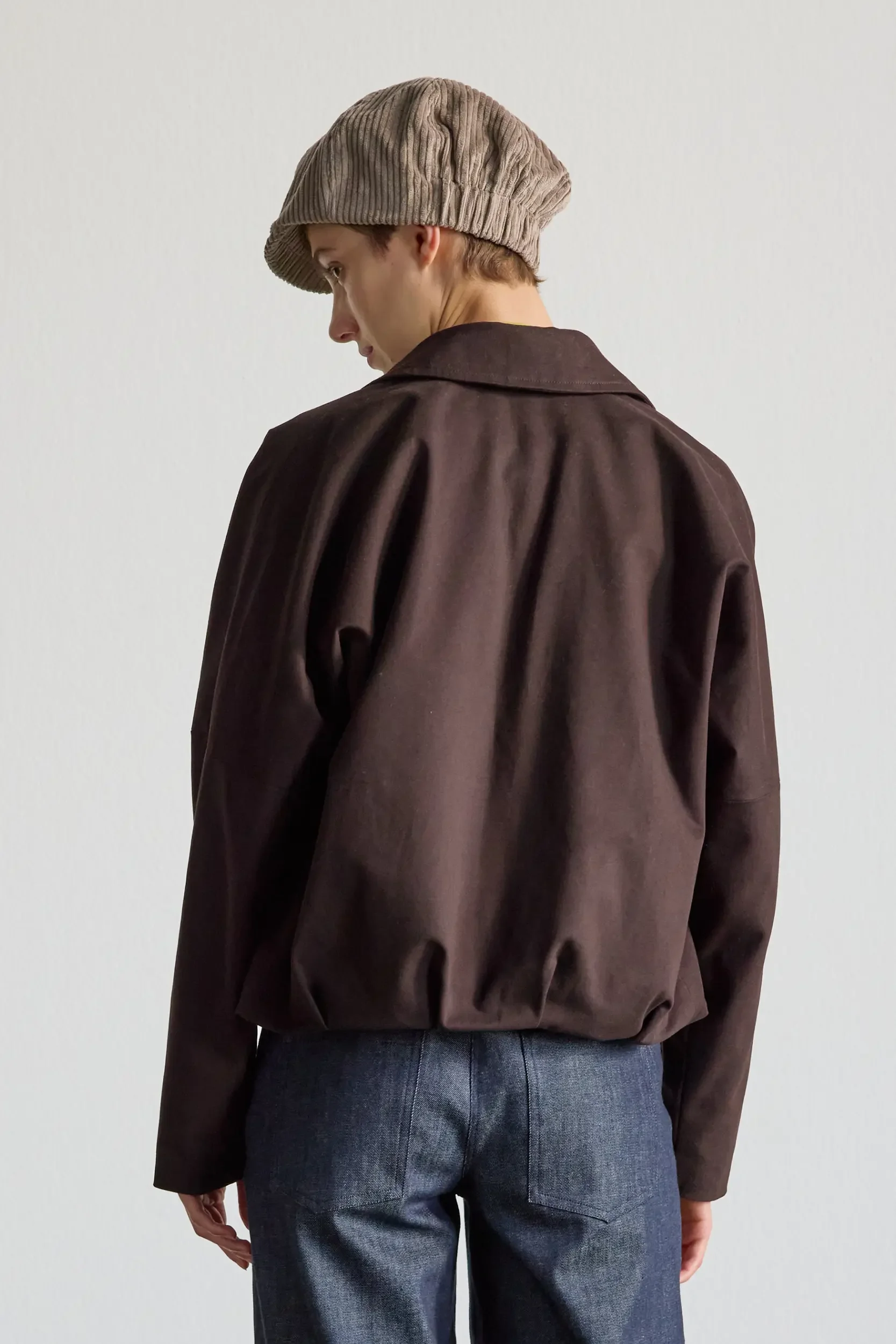 Blouson-mit-Kragen-braun-back-AnnetteRufegerHW26.webp