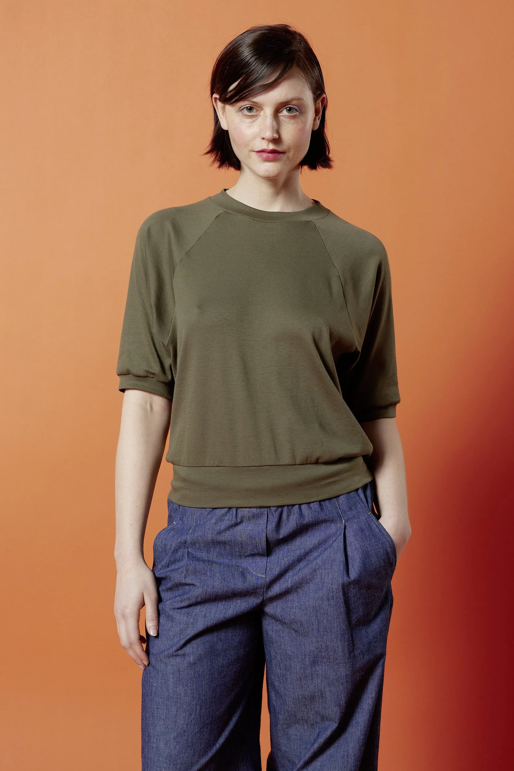 Shirt mit Fledermausärmeln und Rückenschlitz, oliv