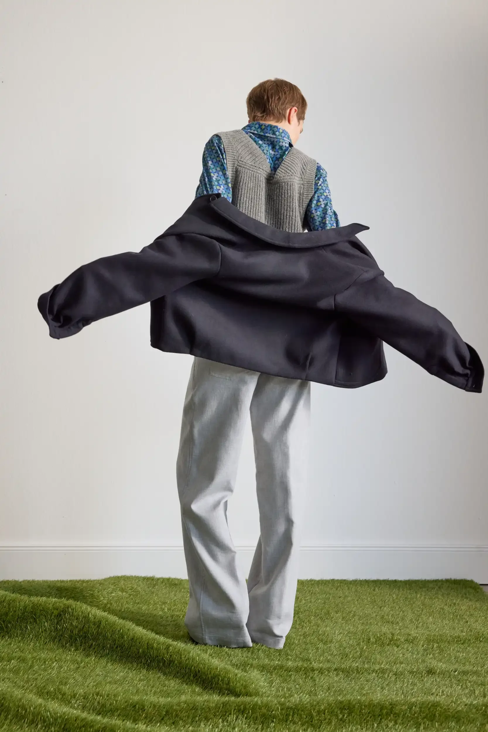 Kurzjacke-dunkelblau-schurwolle-back-AnnetteRufegerHW26.webp