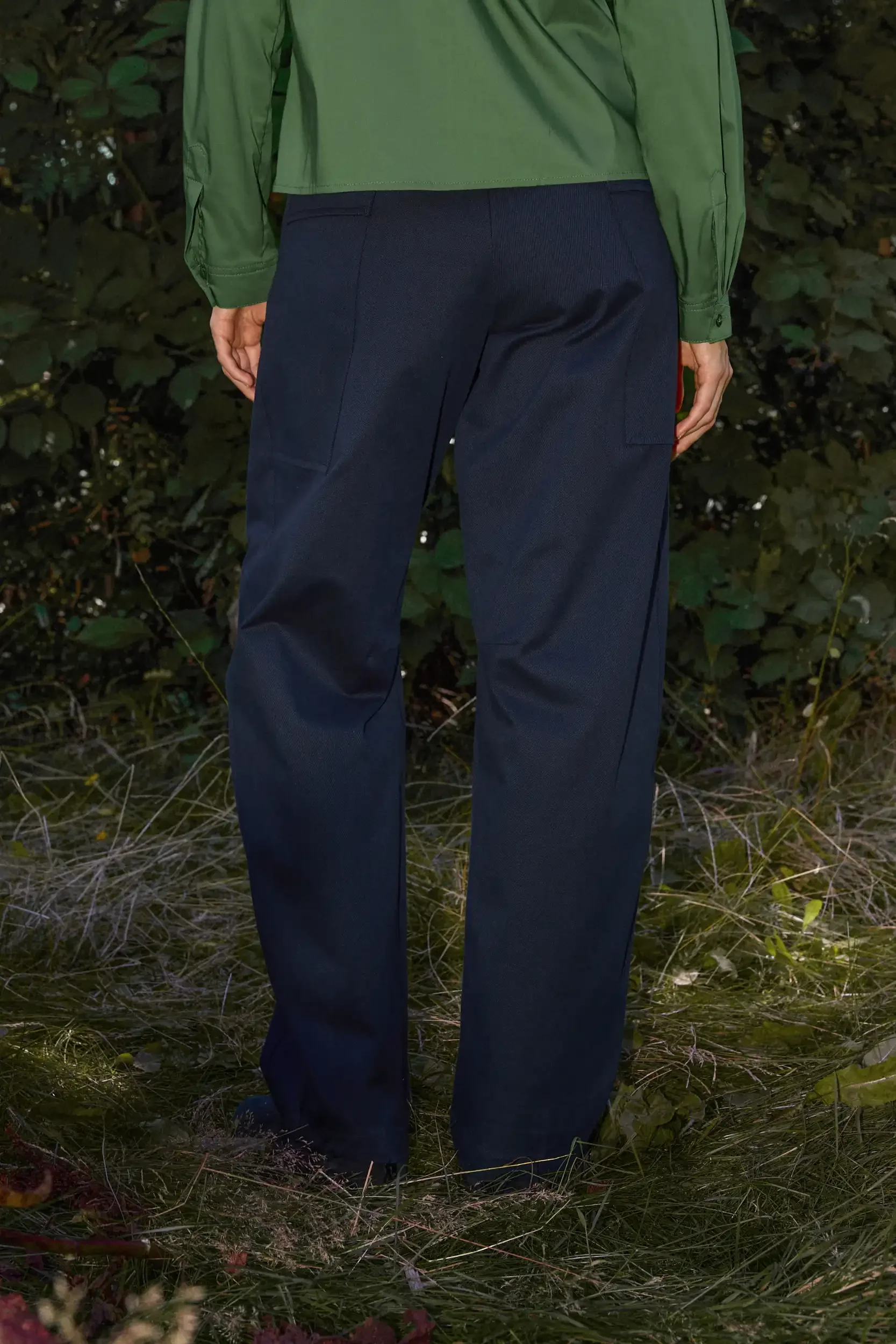 Hose-Baumwolle-Cargostyle-blau-back-AnnetteRufegerHW26.webp