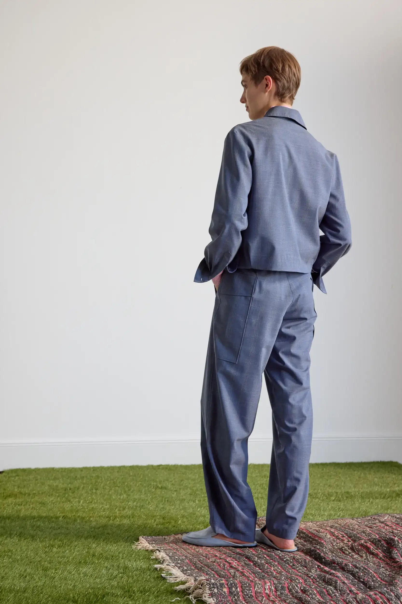 Anzug-Schurwolle-blau-grau-kariert-back-AnnetteRufegerHW26.webp