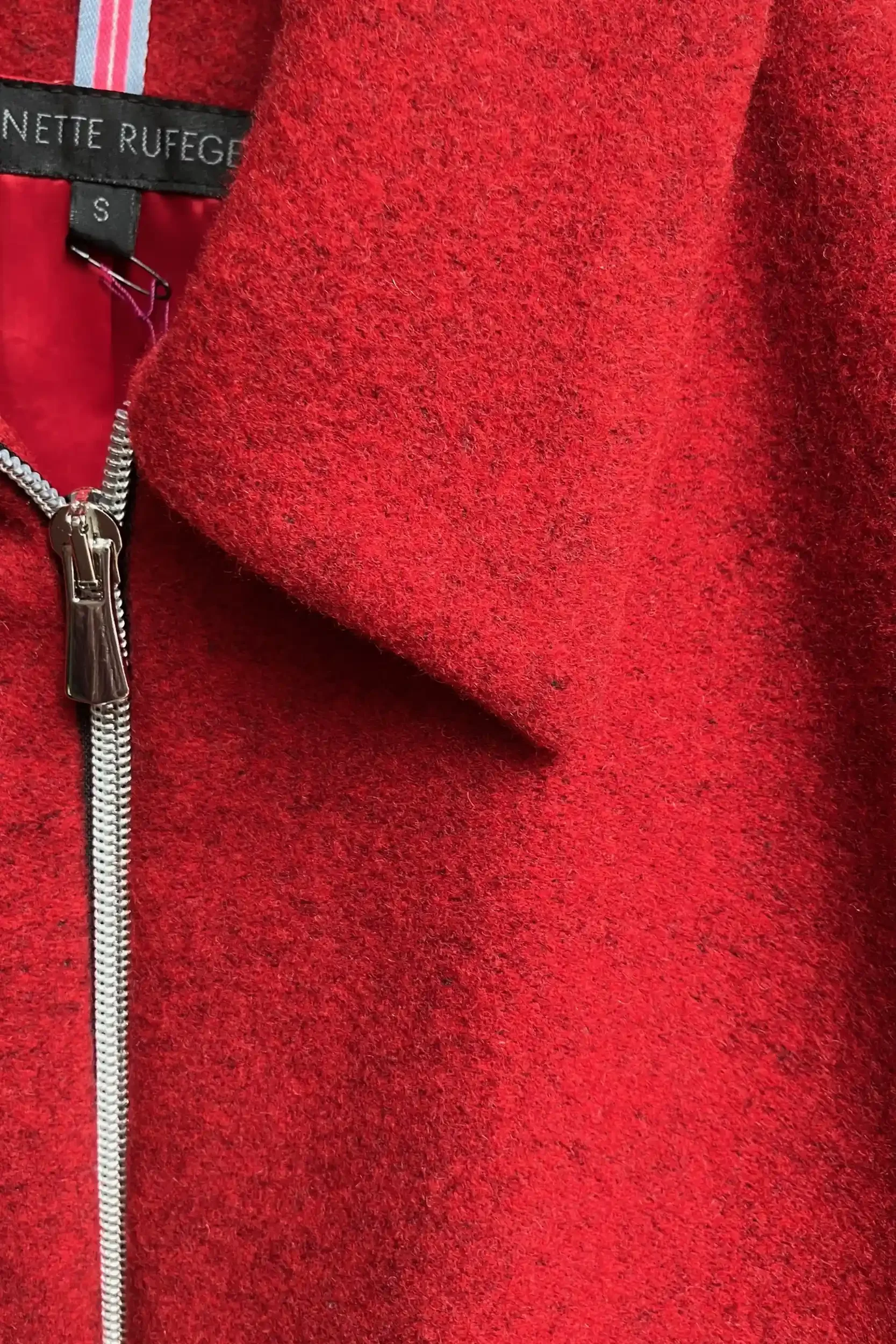 Blouson-rot-Schurwolle-kaschmir-Kragen-AnnetteRufegerHW26.webp