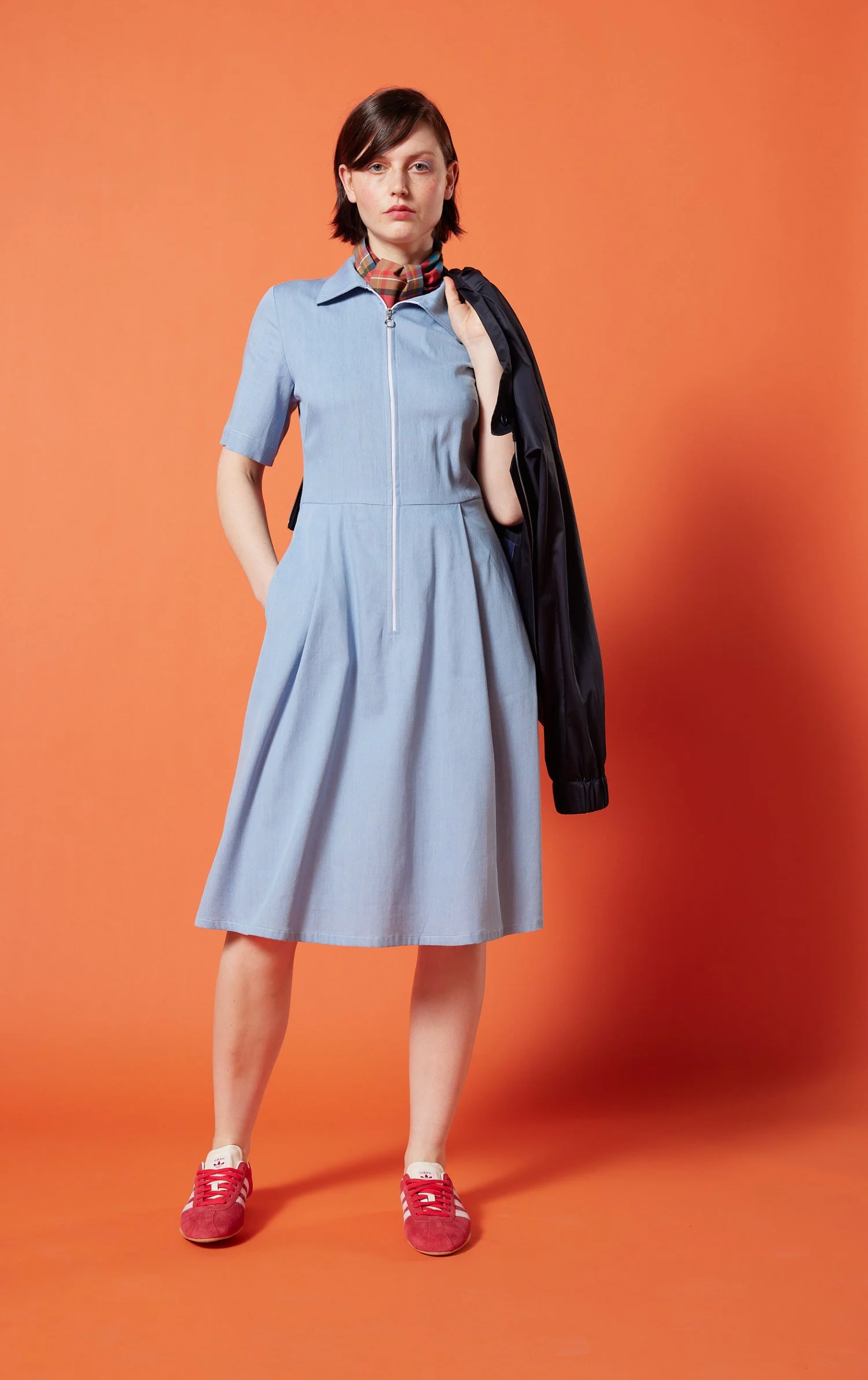 Helles Jeanskleid mit Reißverschluss vorn