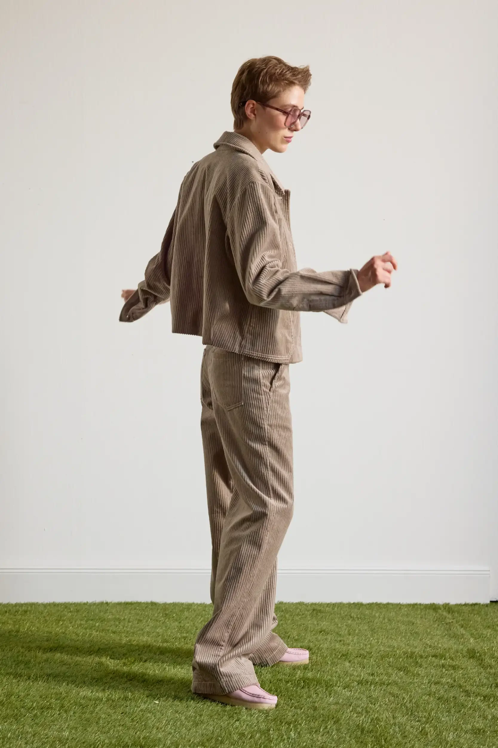 Kurzjacke-clay-Breitcord-side-AnnetteRufegerHW26.webp