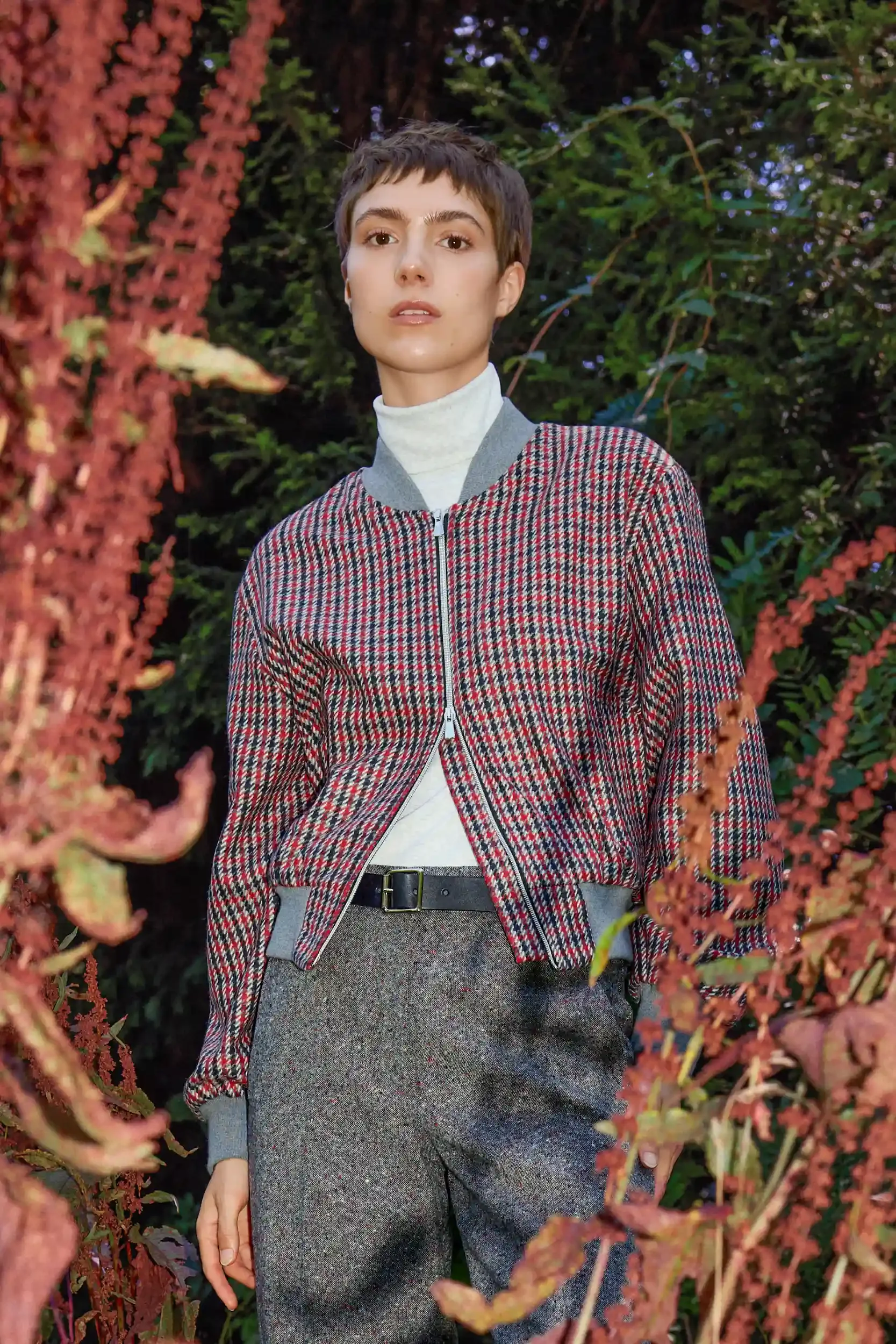 Blouson-kariert-schurwolle-rot-grau-AnnetteRufegerHW26.webp