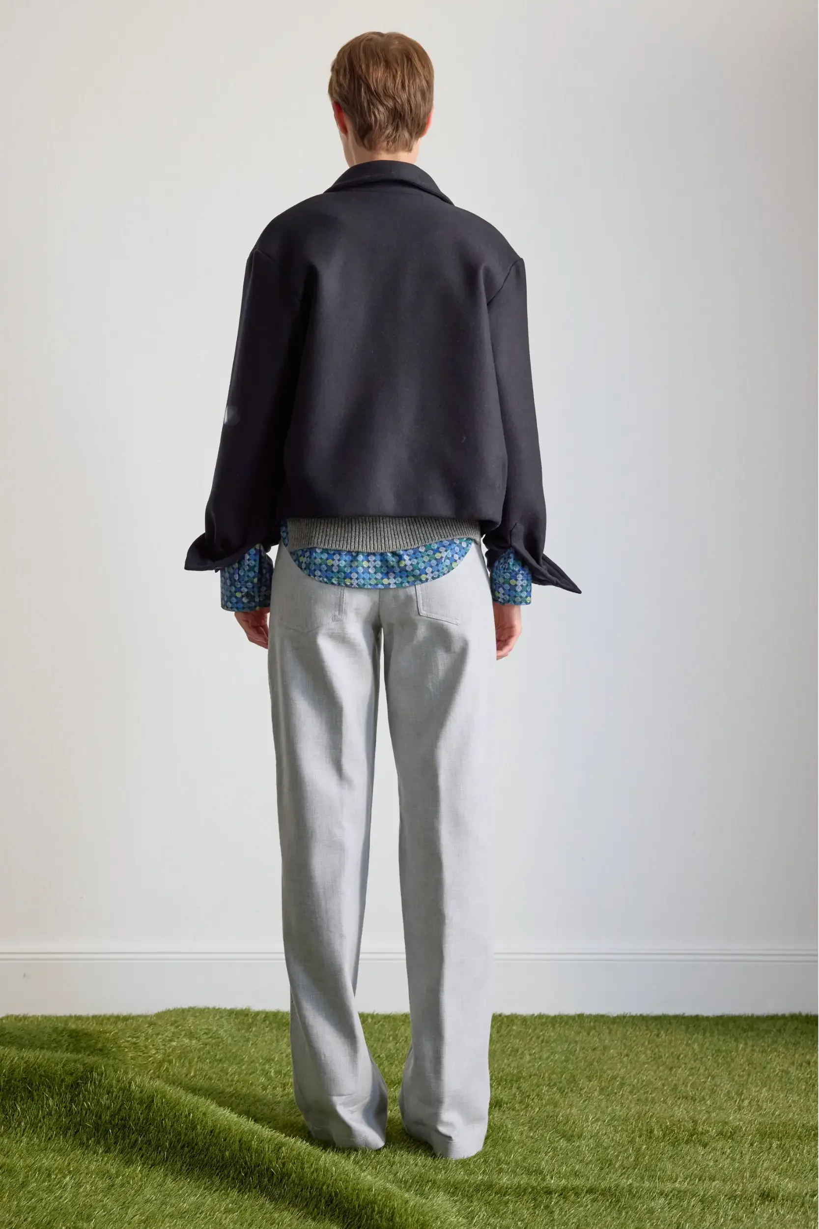 Kurzjacke-dunkelblau-hose-hellgrau-hinten-AnnetteRufegerHW26.webp