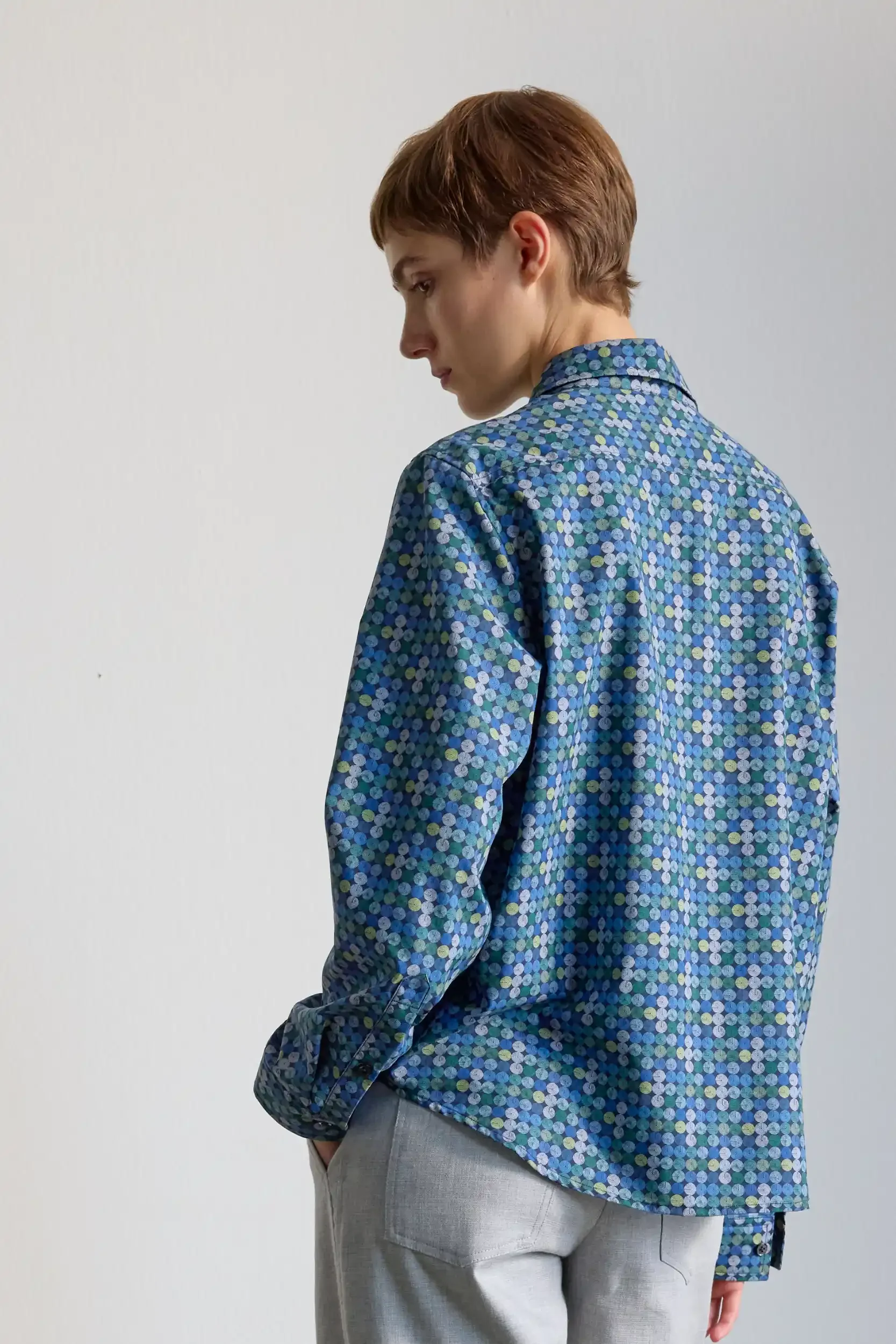 Hemd-Baumwolle-blau-Muster-back-AnnetteRufegerHW26.webp