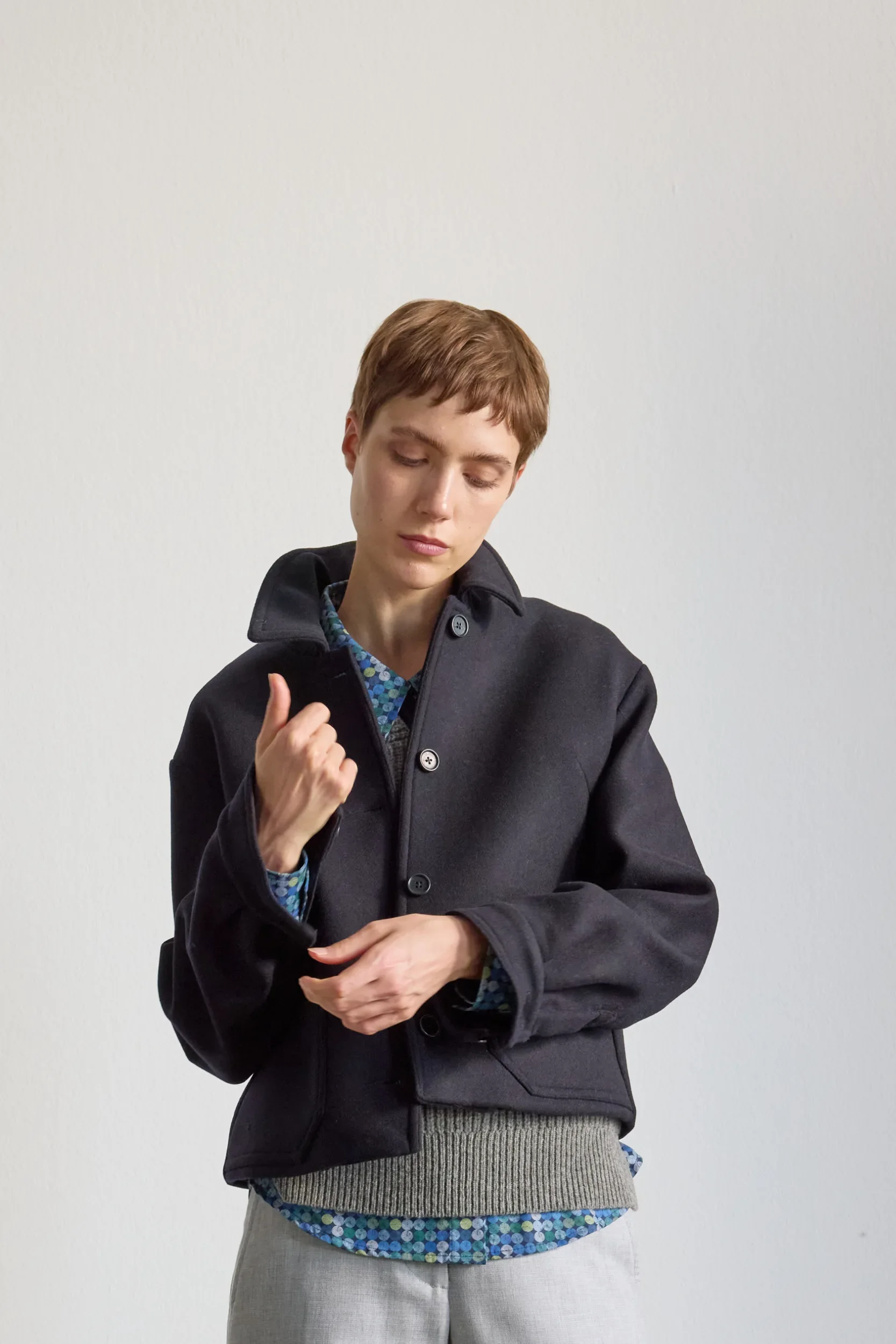 Kurzjacke-dunkelblau-Schurwolle-AnnetteRufegerHW26.webp