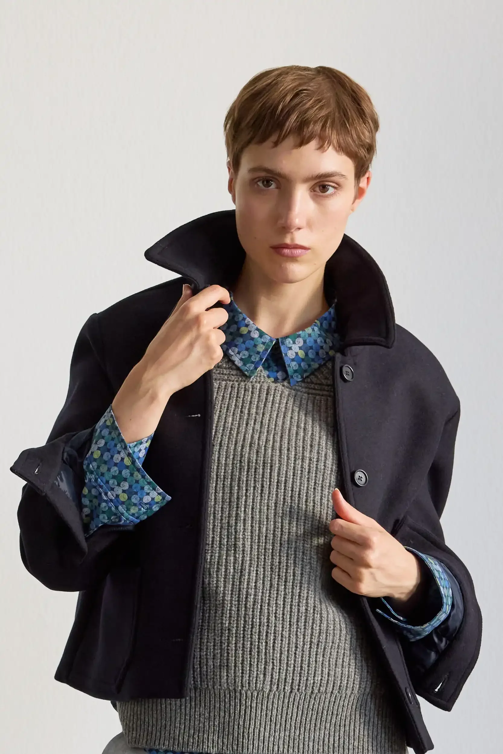 Kurze Schurwolljacke mit aufgesetzten Taschen, marine