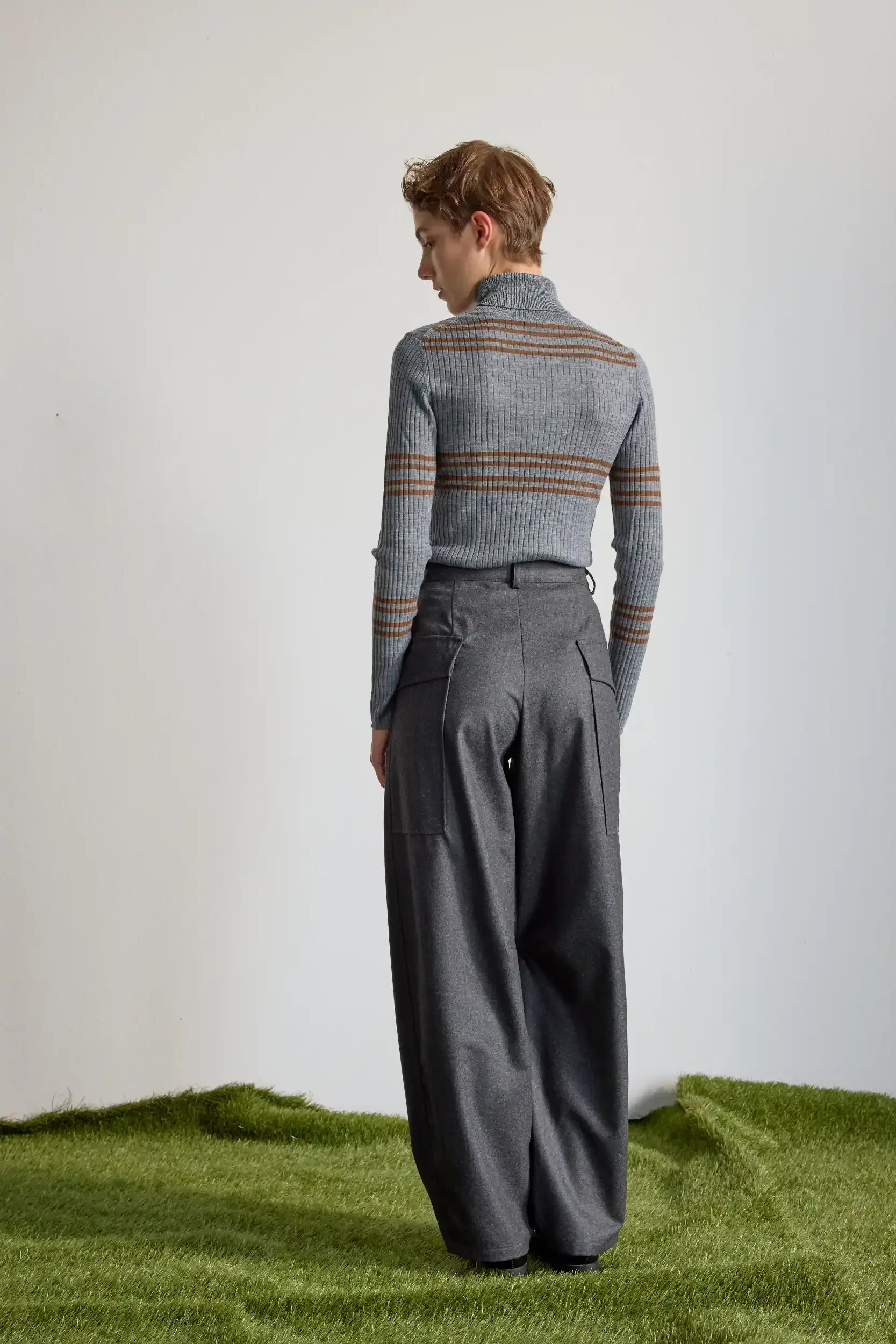 Hose-Barrelstyle-Schurwolle-Flanell-grau-back-AnnetteRufegerHW26.webp