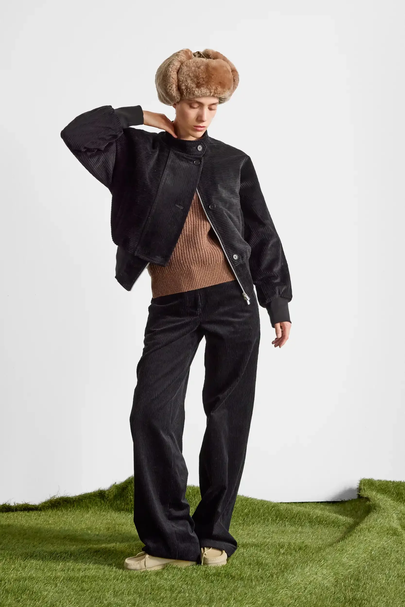 Jacke-Breitcord-schwarz-Hose-AnnetteRufegerHW26.webp