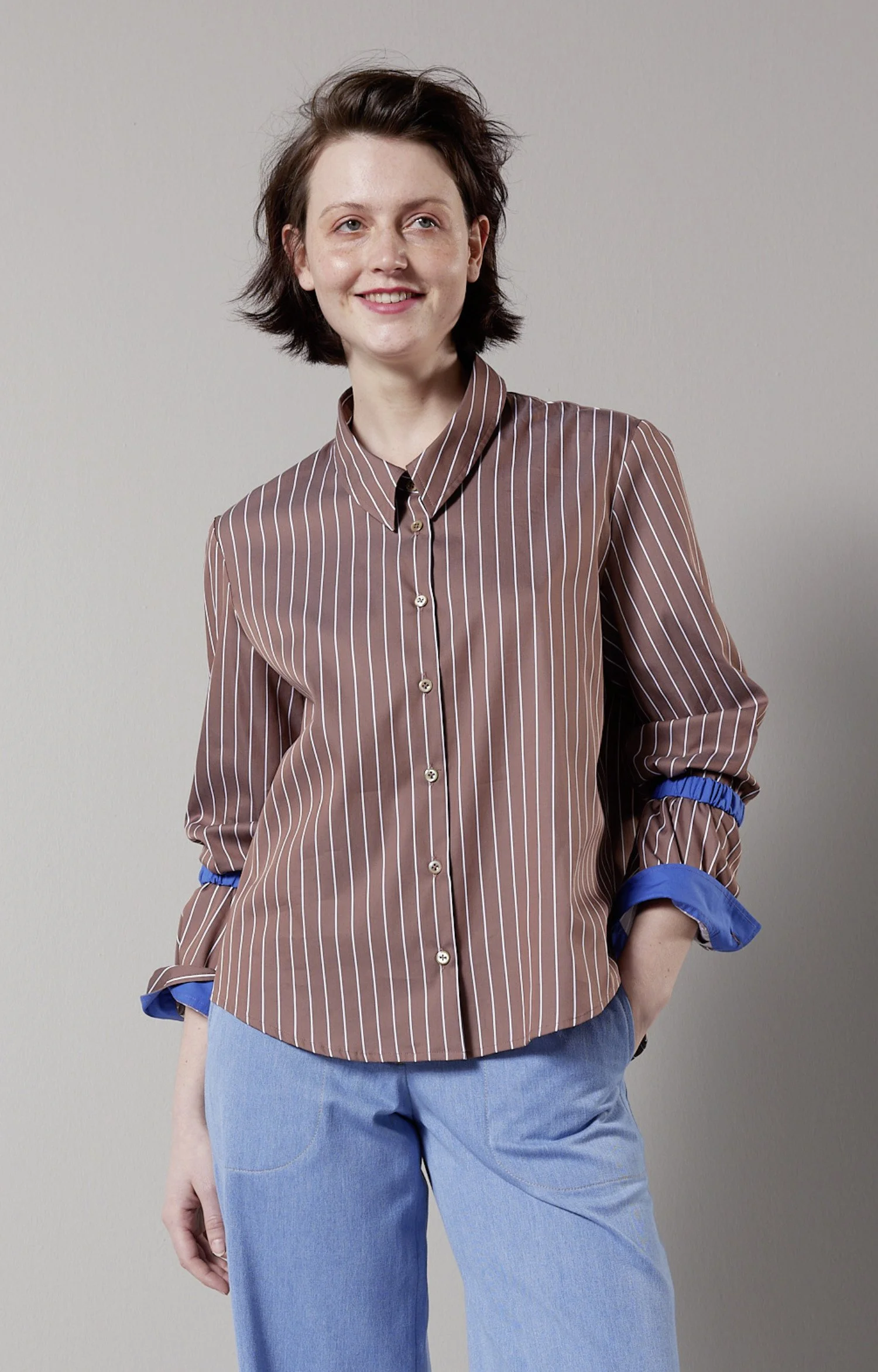 Lockeres Hemd mit Nadelstreifen, Braun-Weiß