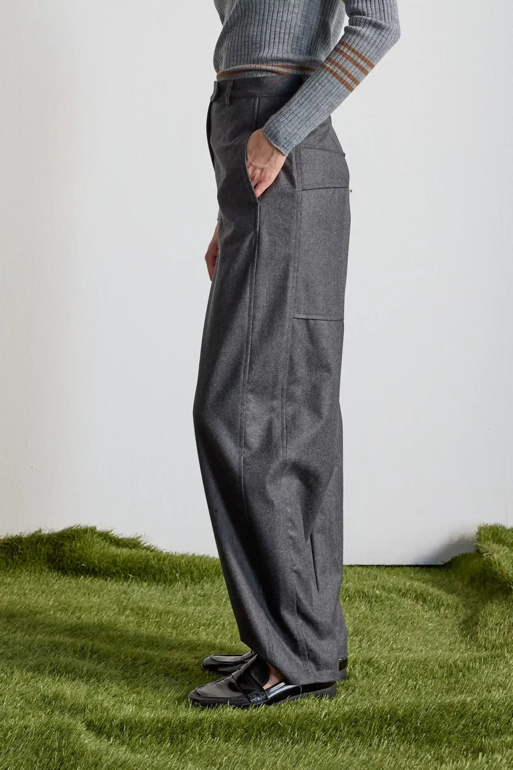 Hose-Barrelstyle-Schurwolle-Flanell-grau-side-AnnetteRufegerHW26.webp