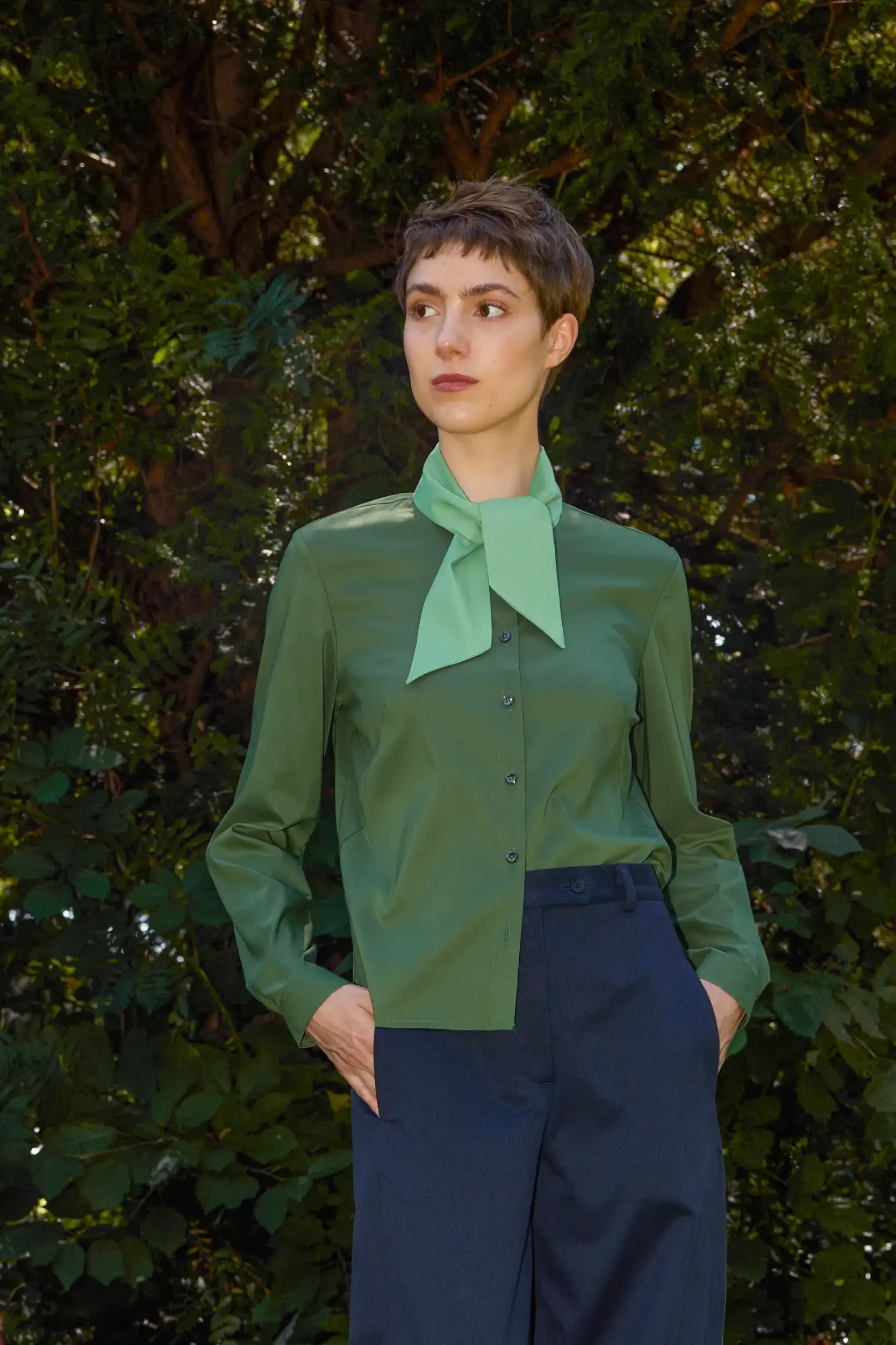 Bluse-mit-Schleife-Baumwolle-green-front-AnnetteRufegerHW26.webp