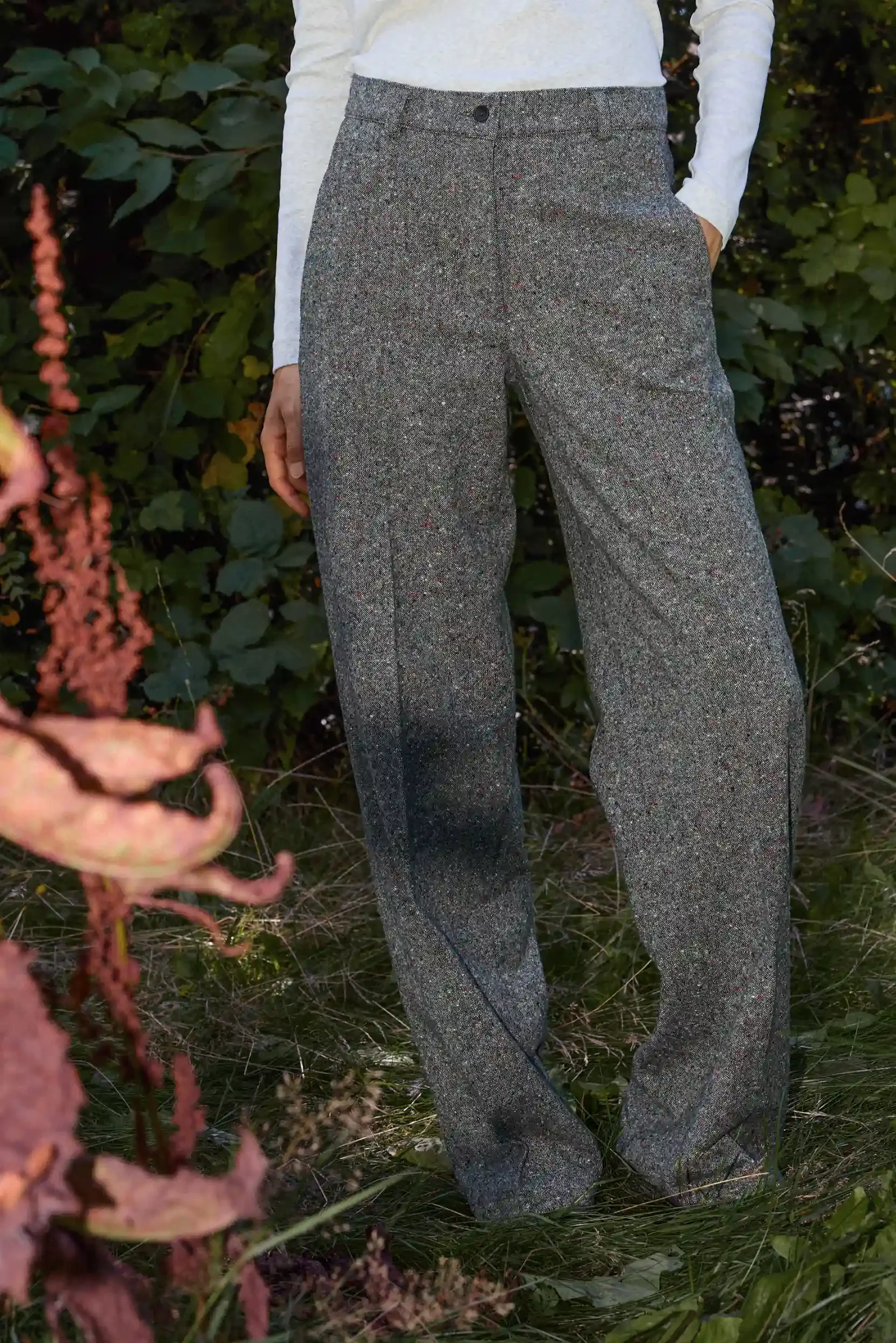 Hose-tweed-gerades-Bein-hellgrau-schwarz-AnnetteRufegerHW26.webp