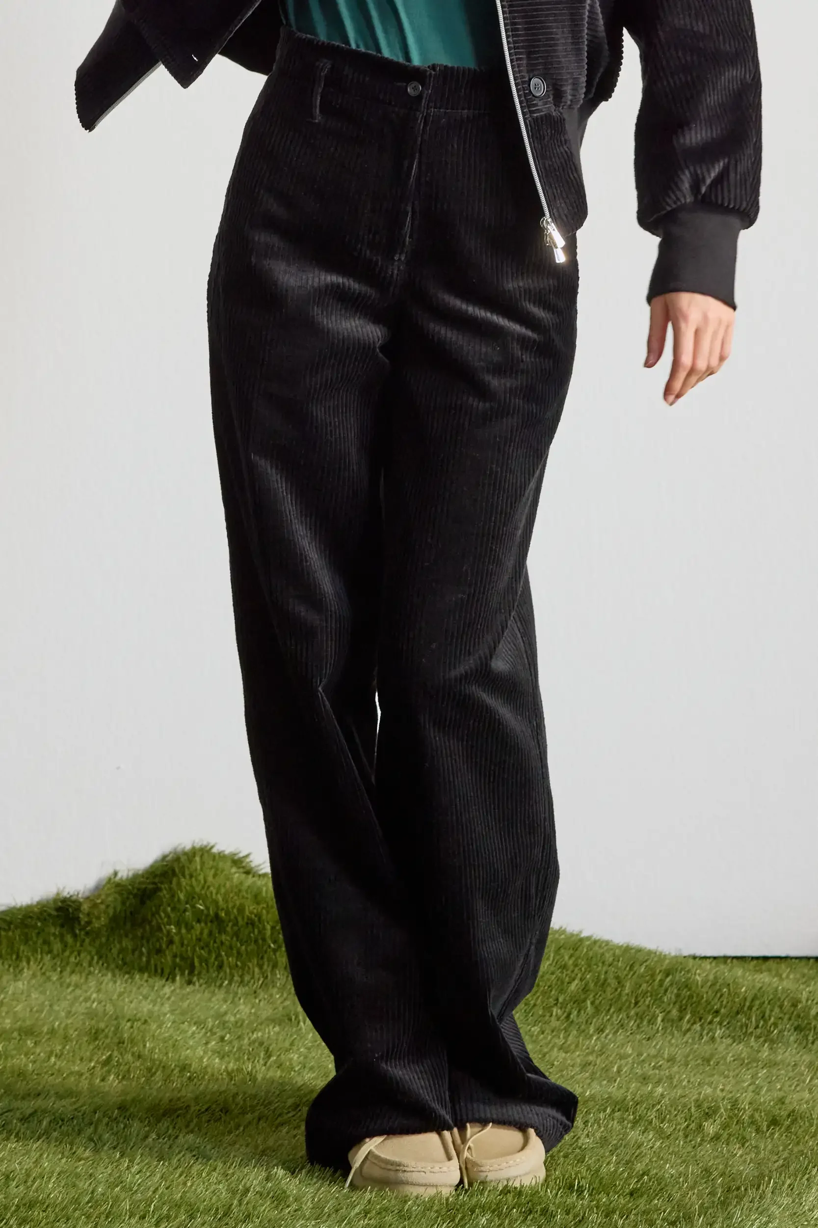 Cordhose-schwarz-Baumwolle-closeup-AnnetteRufegerHW26.webp