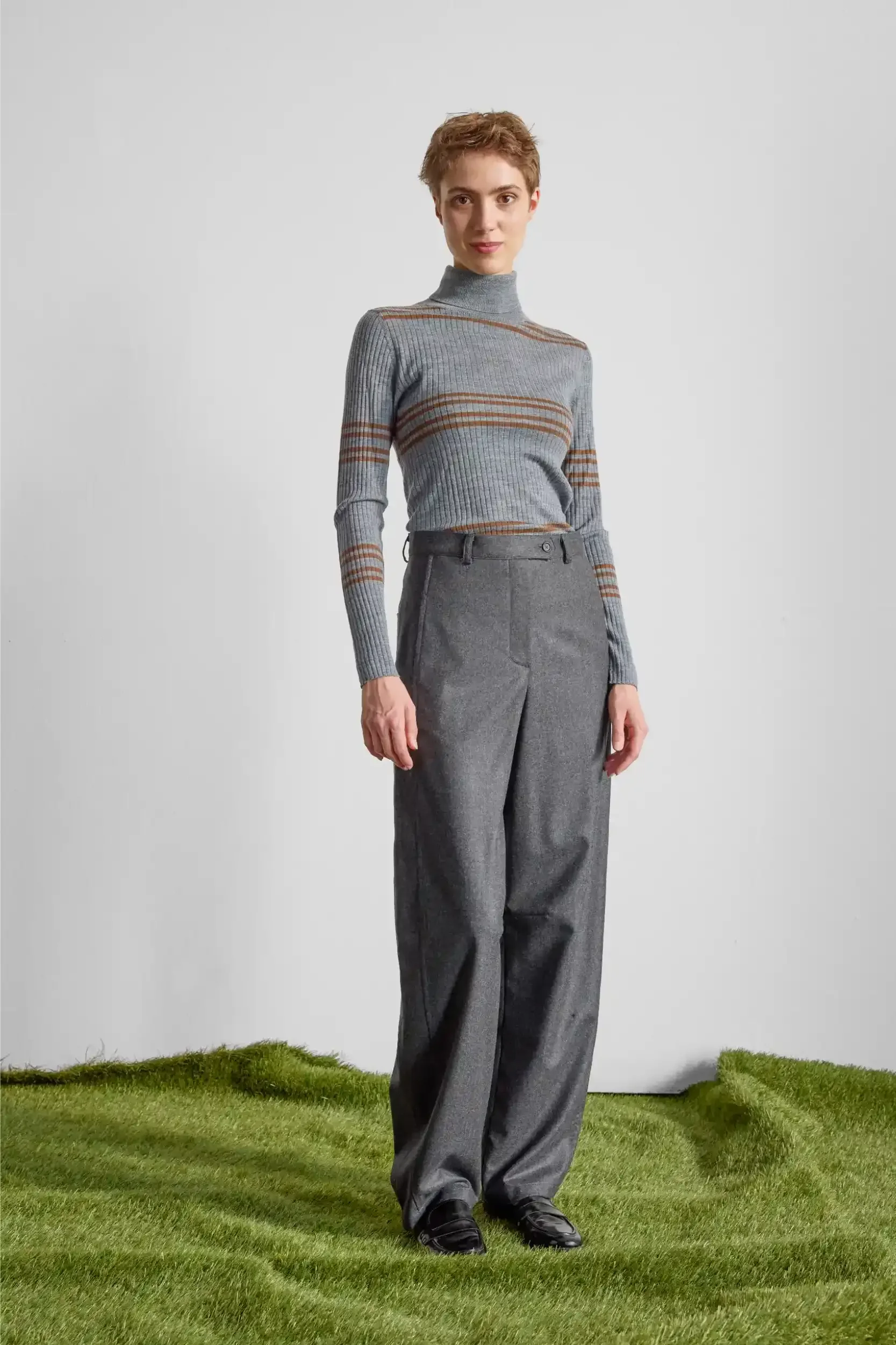 Hose-barrelstyle-Schurwolle-Flanell-grau-vorn-AnnetteRufegerHW26.webp