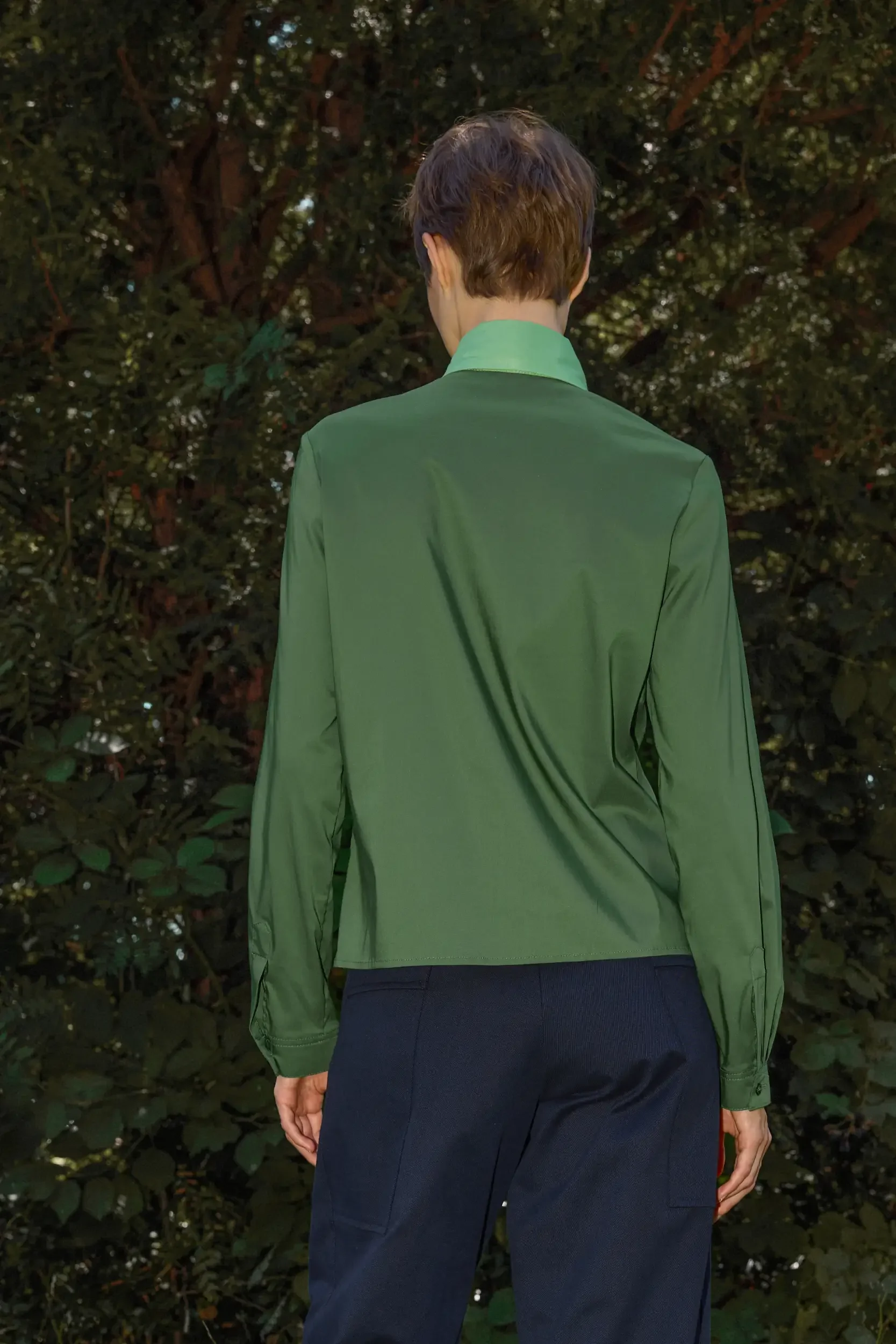 Bluse-mit-Schleife-green-back-AnnetteRufegerHW26.webp