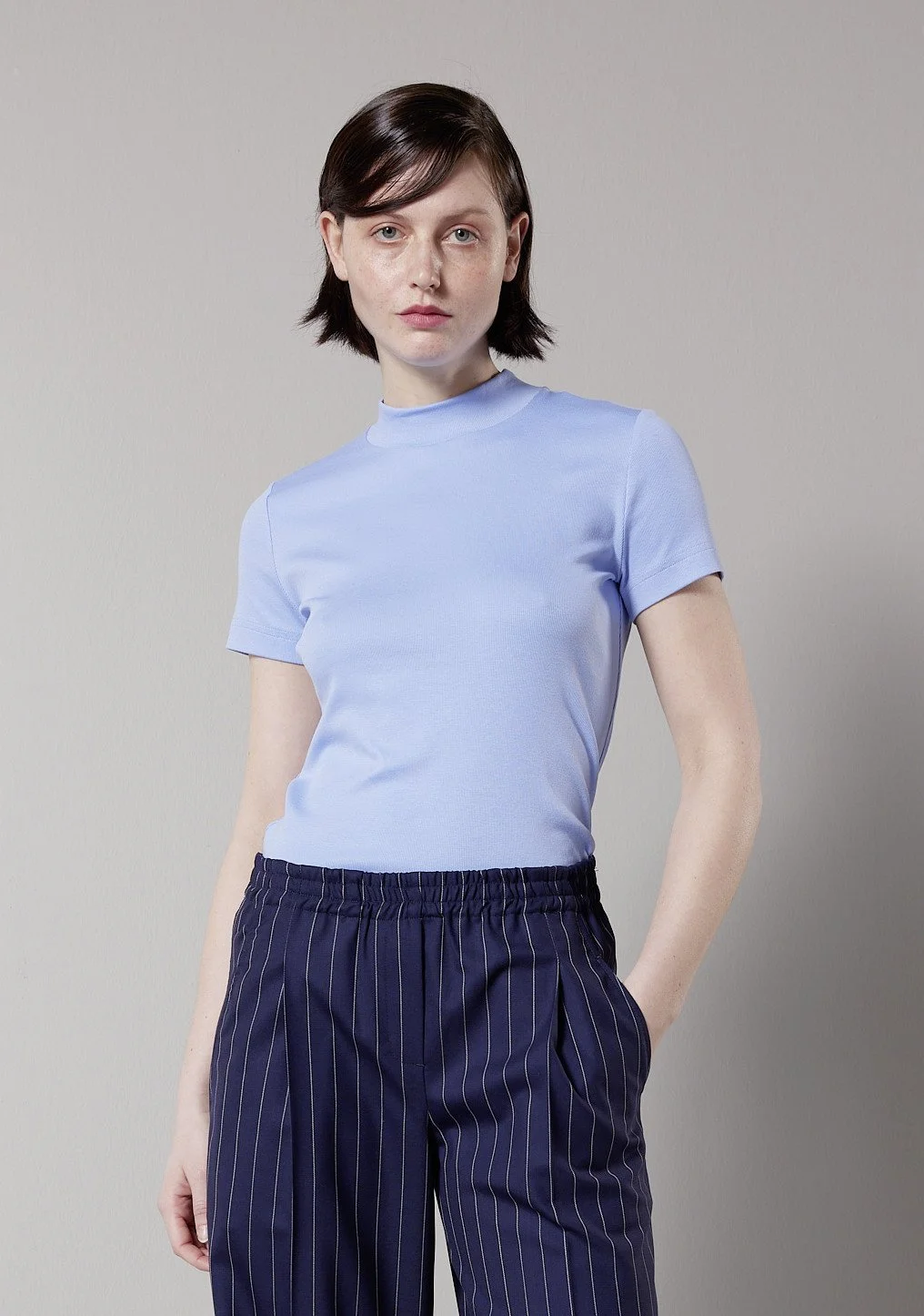 Kurzarmshirt mit kleinem Stehkragen in light blue und safran