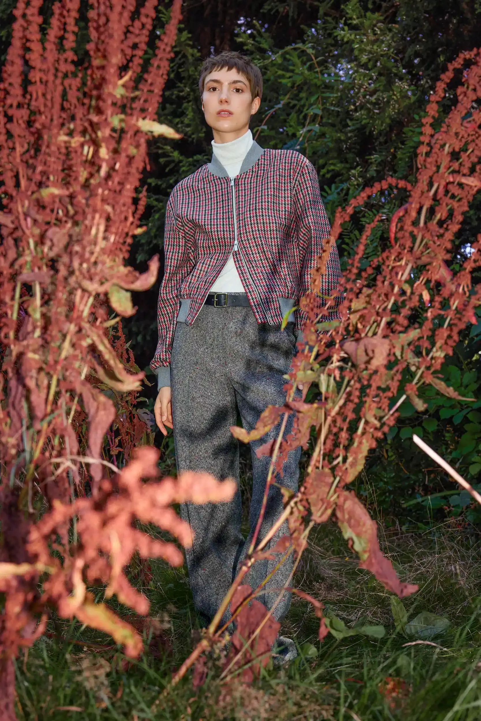 Hose-Tweed-geradesBein-hellgaru-schwarz-front-AnnetteRufegerHW26.webp