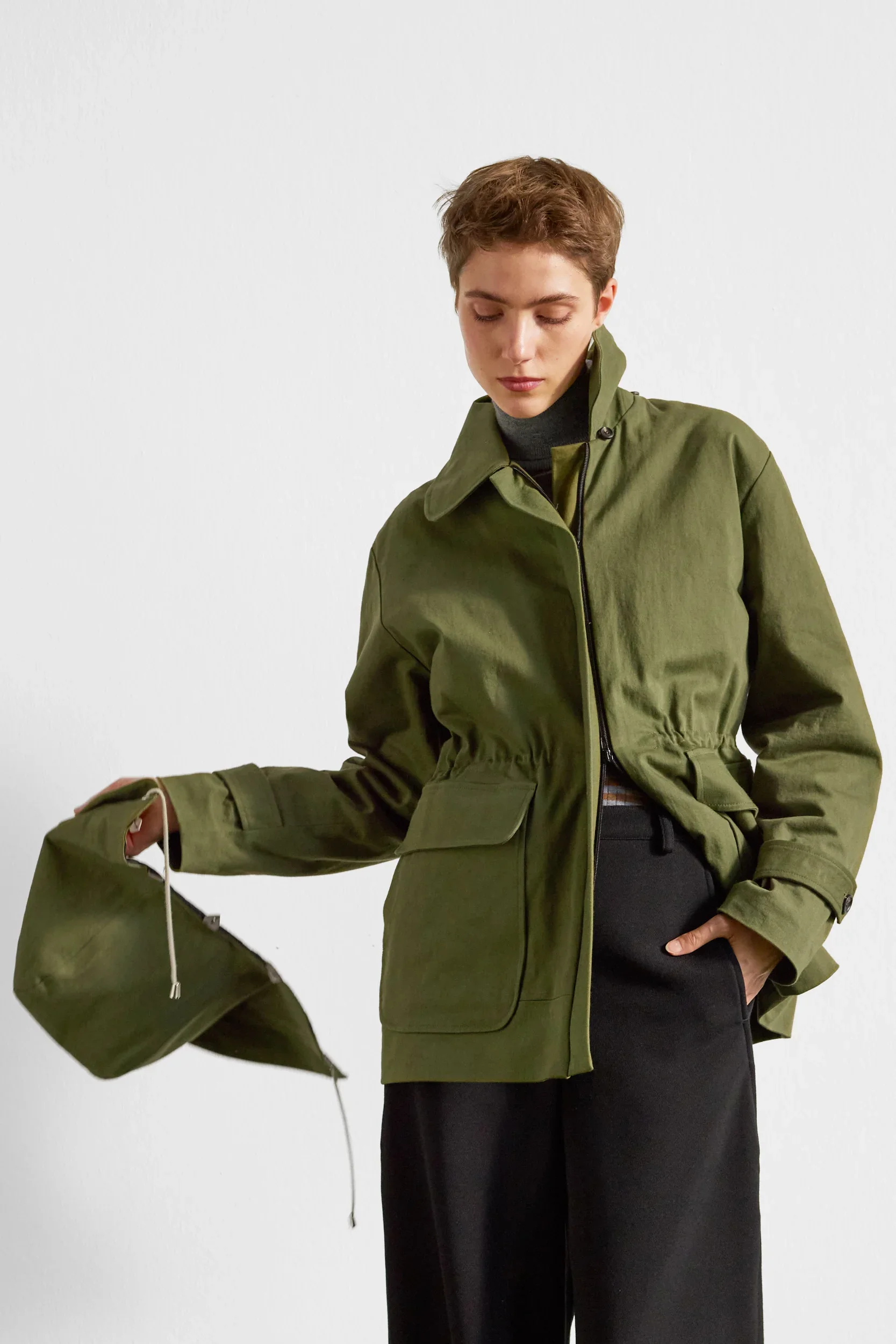 Parka-green-Baumwolle-Detail-AnnetteRufegerHW26.webp