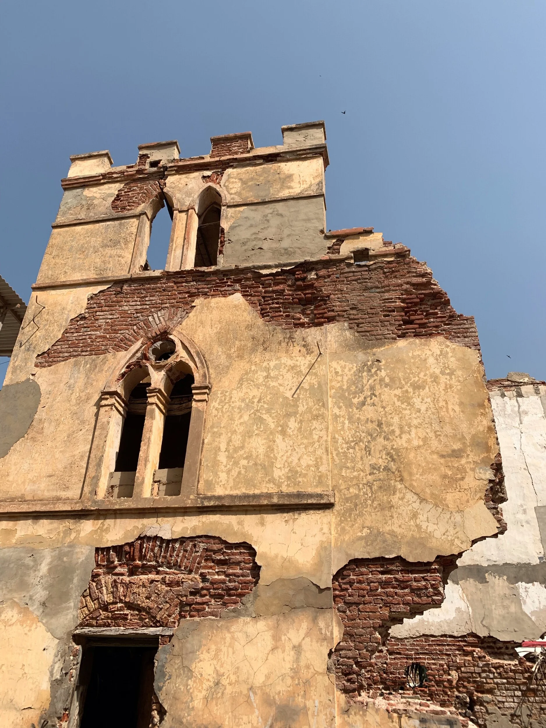 Decaying Coloniality: Reminder or Scar ? What should we do about painful historical landmarks