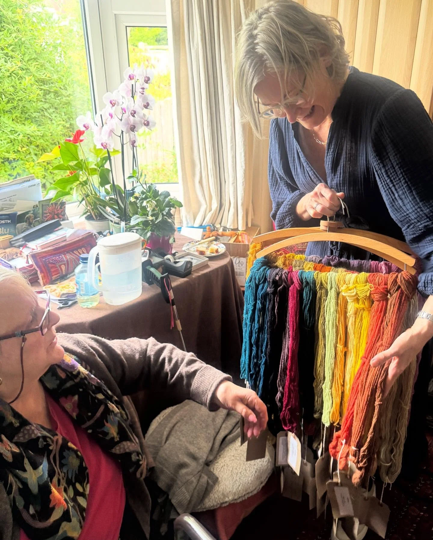 🤩 Meeting one of my true heroes of the natural dye world Jenny Dean! @jennydean298 

✨Yes, I was pinching myself the entire time. 

🌈 It was an absolute joy to meet Jenny and her husband Roger. They welcomed us with tea and cake! I loved being in h