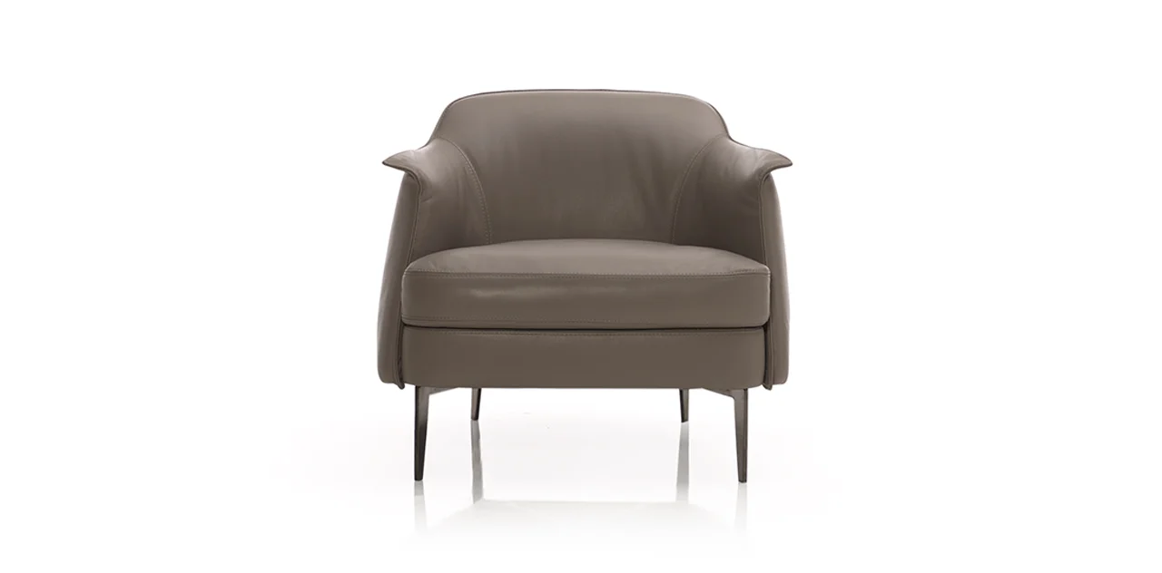 Cierre Boheme armchair with wide seat and metal base. Customizable armchair for modern living room.