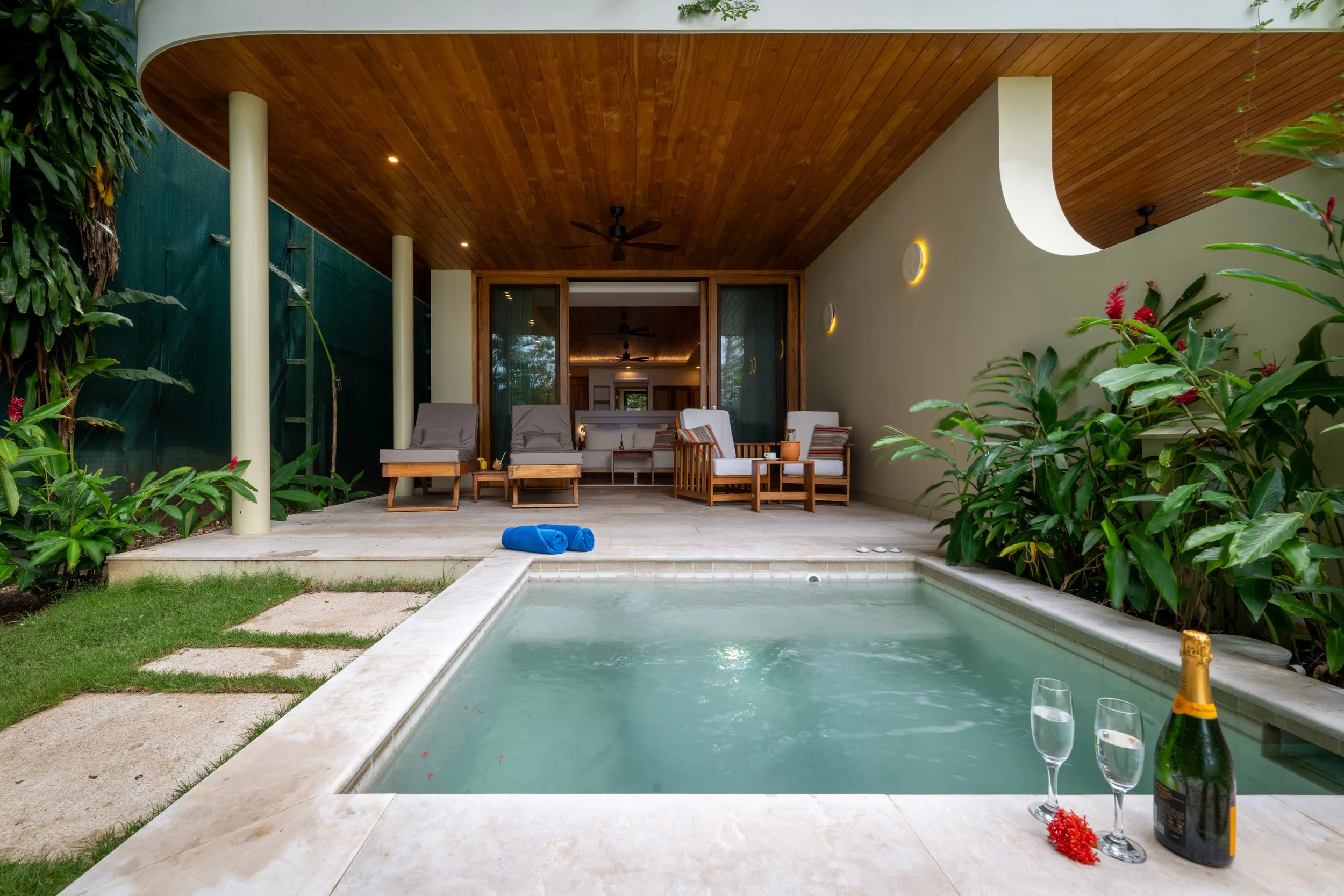 Beachfront Suite Terrace_9.jpg