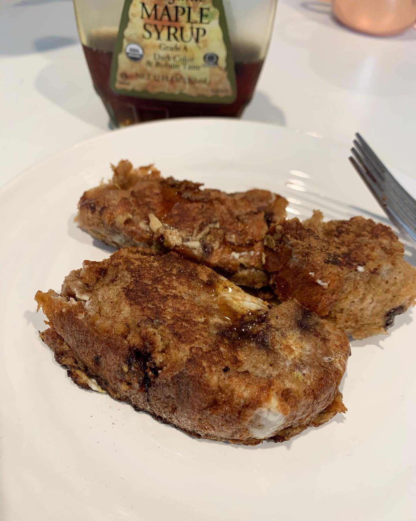 i&rsquo;ve never really made *proper* french toast but my girlfriend&rsquo;s dad made us a loaf of chocolate chip bread last week &amp; we still had a few pieces on their way to being quite stale so we made chocolate chip french toast for a 4:30 pm s