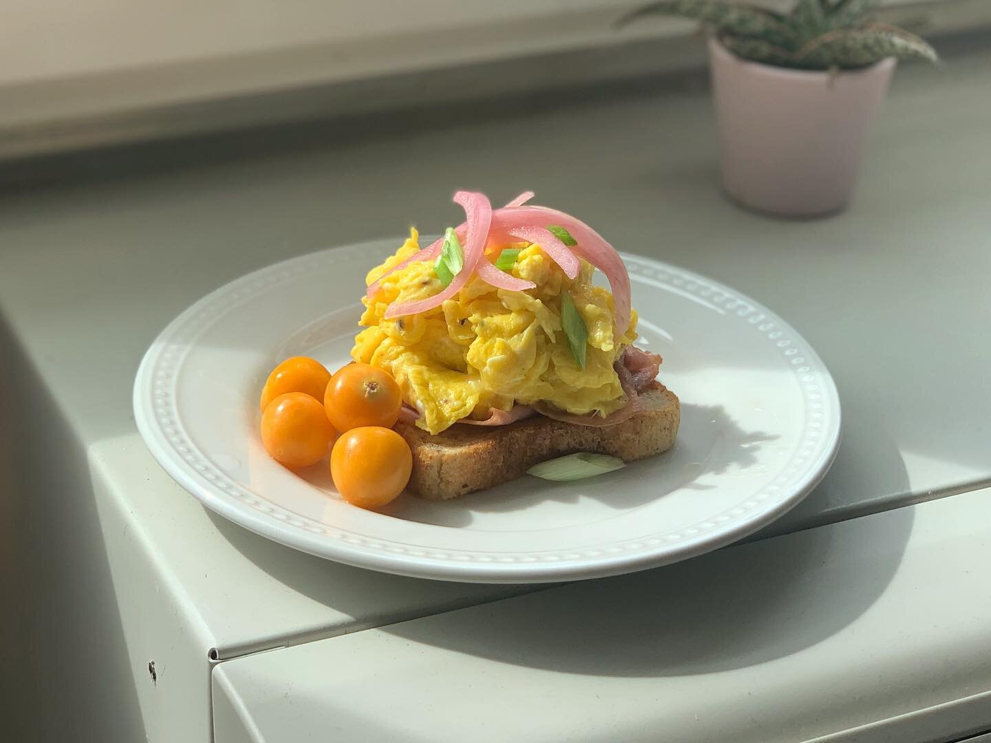 another day in quarantine; another functional, mimosa-less brunch!!
.
from the bottom: GF toast, sliced deli ham, cheesey scrambled eggs, pickled red onions (@cedricsattheshed), and scallions! simple but one of my favorite quarantine meals so far. 🤤