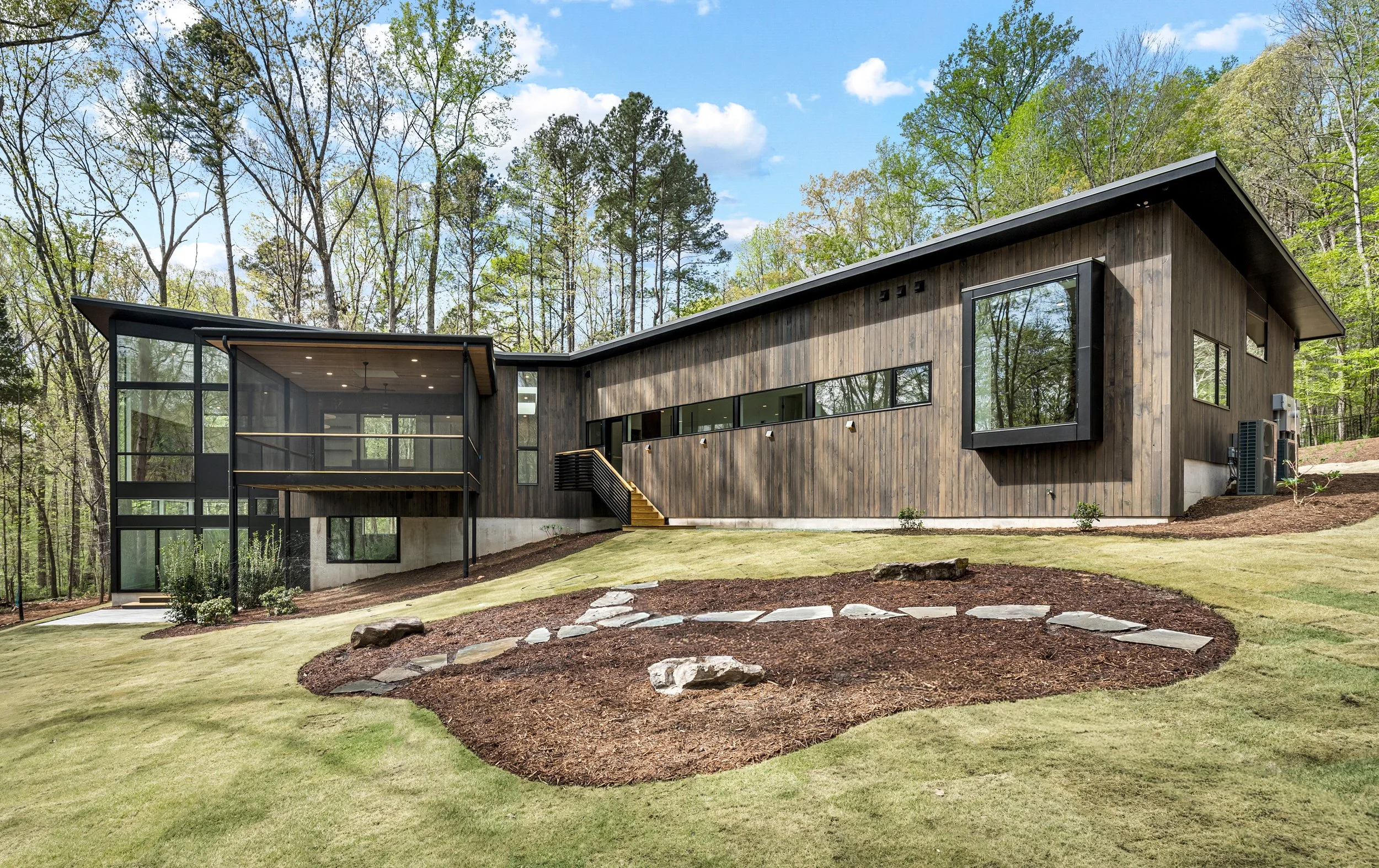  The back of the house opens up to capture and savor a private experience of the stunning forest surroundings. 