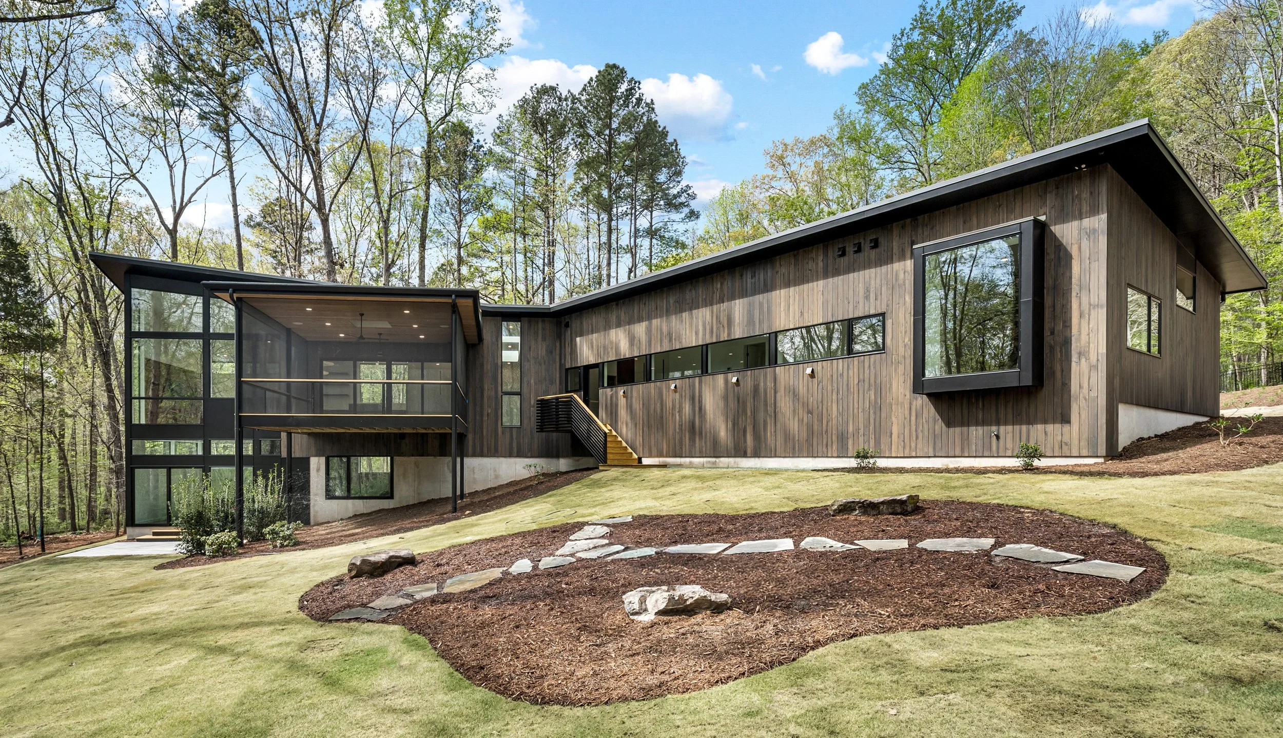  The back of the house opens up to capture and savor a private experience of the stunning forest surroundings. 