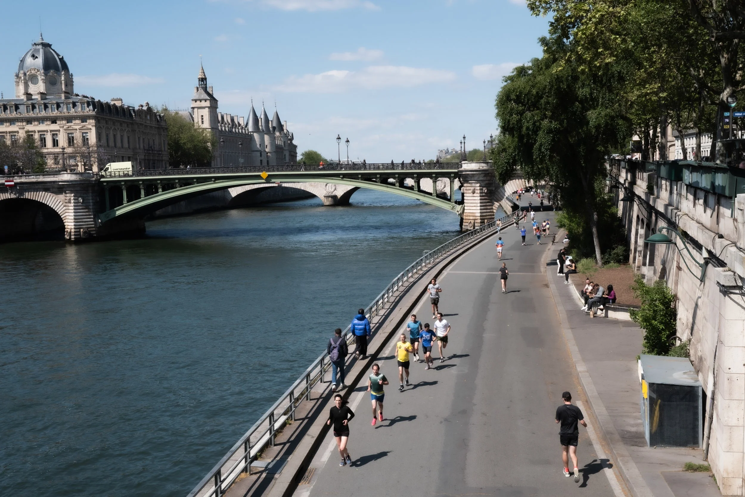Runners along the Seine