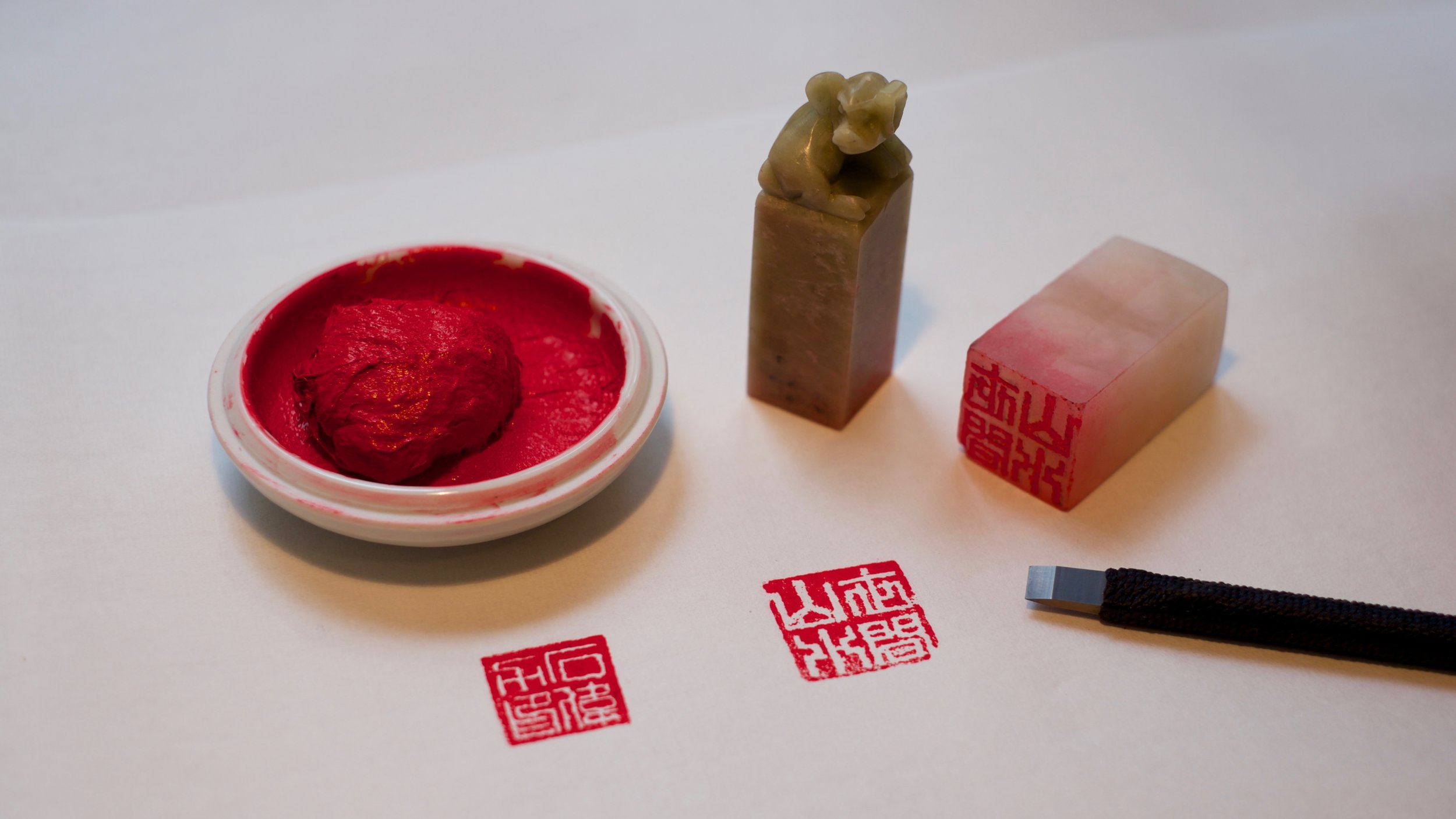  Two seals and their imprints, together with red ink and a carving knife. 