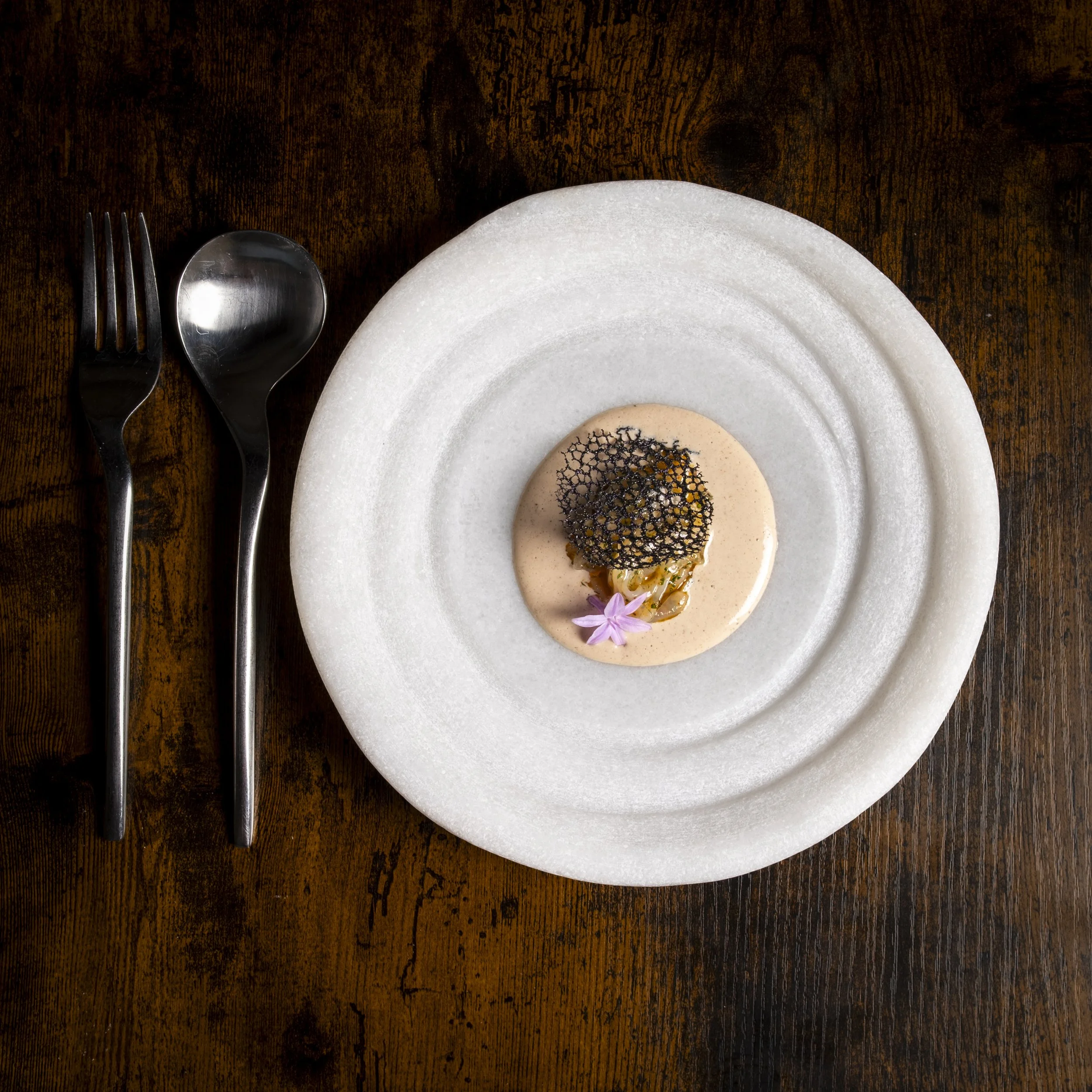 Begi haundi en tallarín. su reducción encebollada y crujiente de tinta